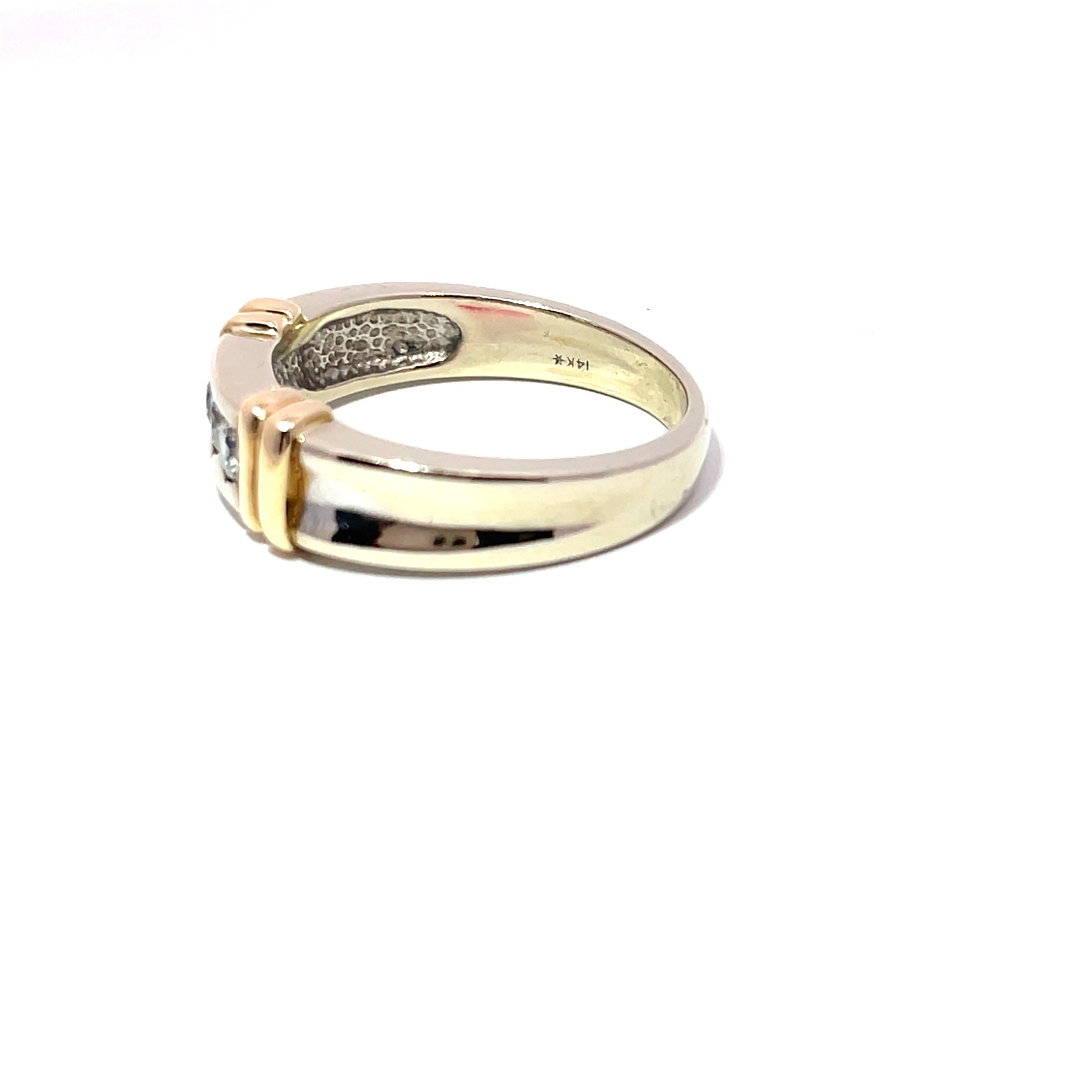 Bague en or bicolore 14K à 3 pierres en diamant naturel Excellent état - En vente à New York, NY