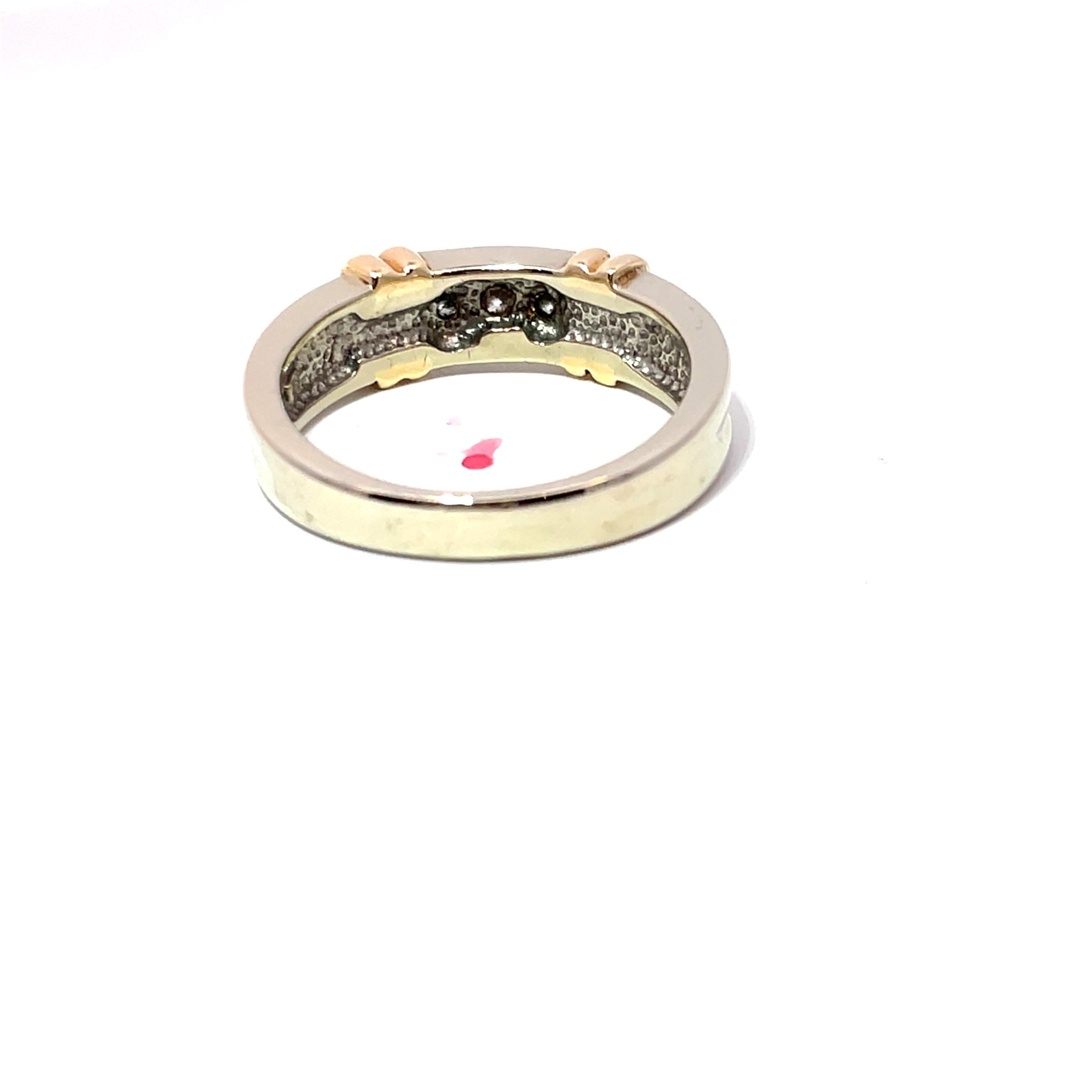 Bague en or bicolore 14K à 3 pierres en diamant naturel en vente 1