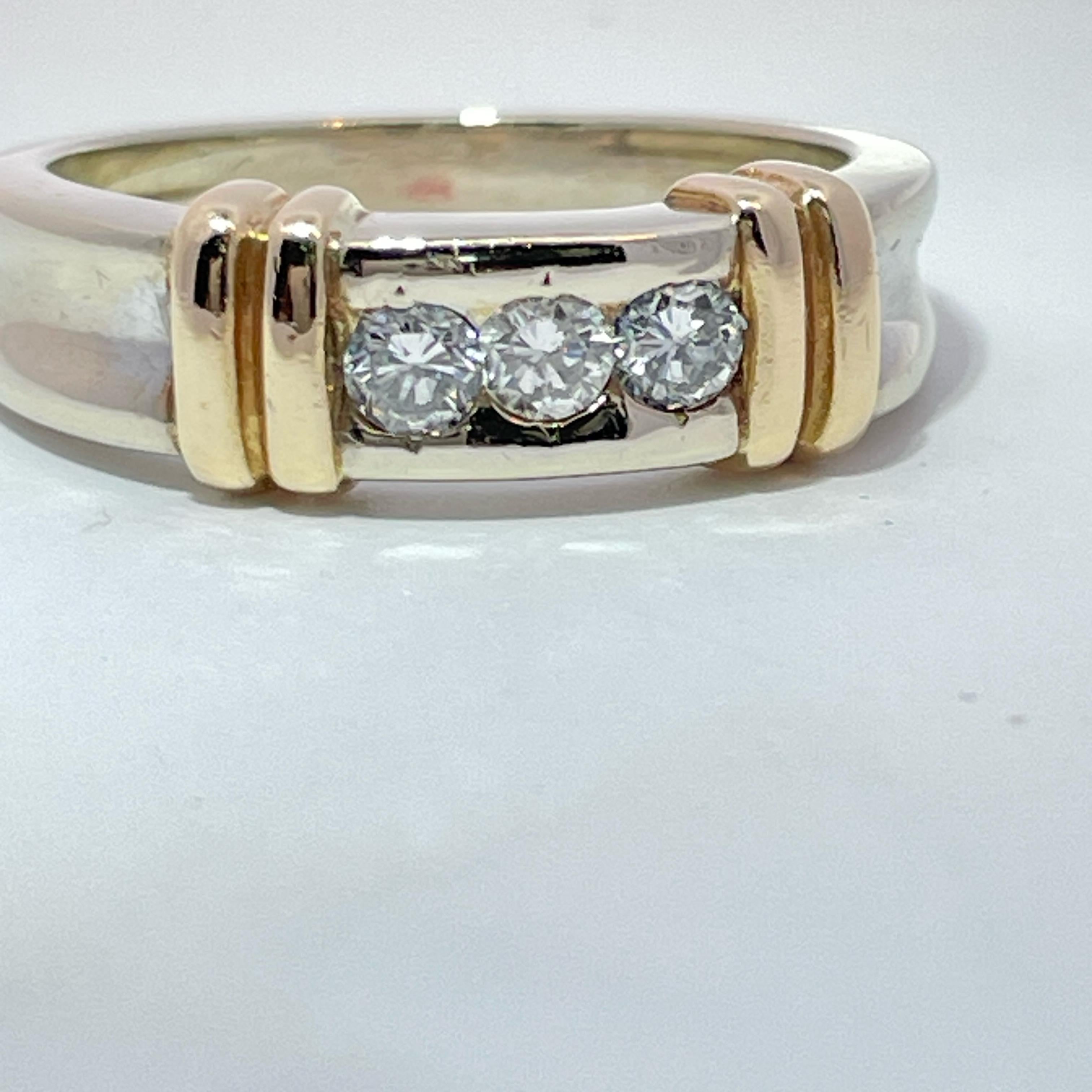 Bague en or bicolore 14K à 3 pierres en diamant naturel en vente 2