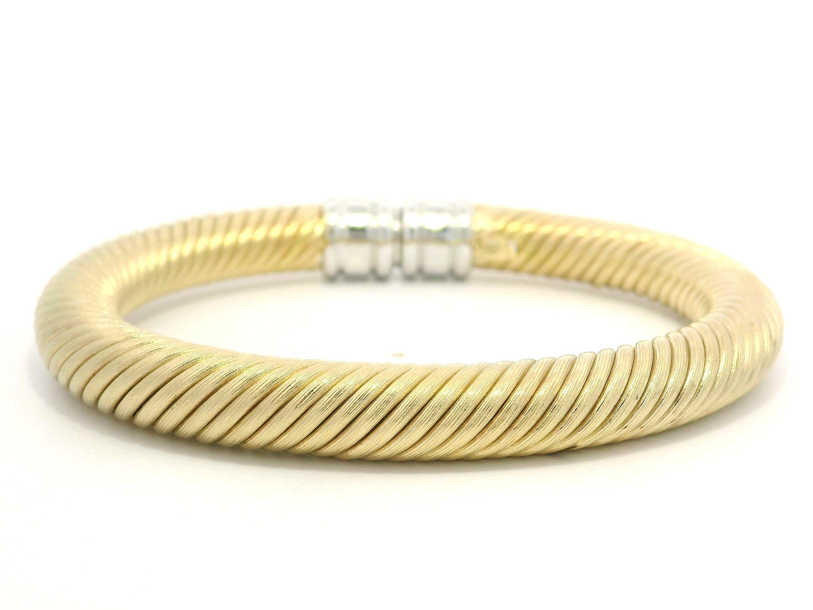 14k zweifarbiges Gold .30ctw Diamant-Armreif mit gedrehtem Kabelrohr in der Mitte im Angebot 5