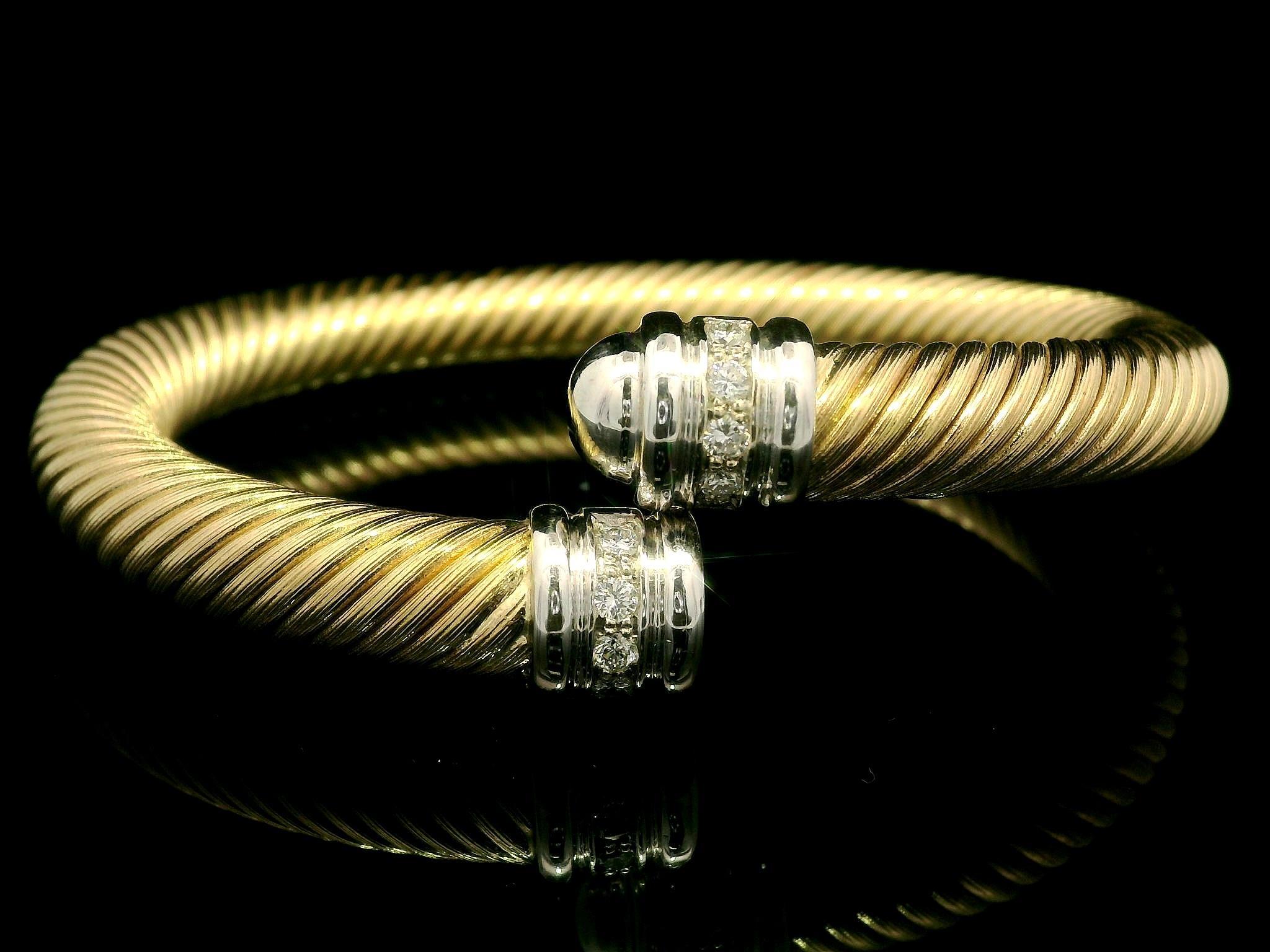 --Stein(e):--
(10) Natürliche echte Diamanten - runder Brillantschliff - Pave Set - Farbe G/H - Reinheit VS1/VS2 - 0,30ctw (ca.)

MATERIAL: 14K massives Gelbgold mit Weißgoldzentrum - Massivgold - Hohes Design
Gewicht: 26.5 Gramm
Typ: Rohr