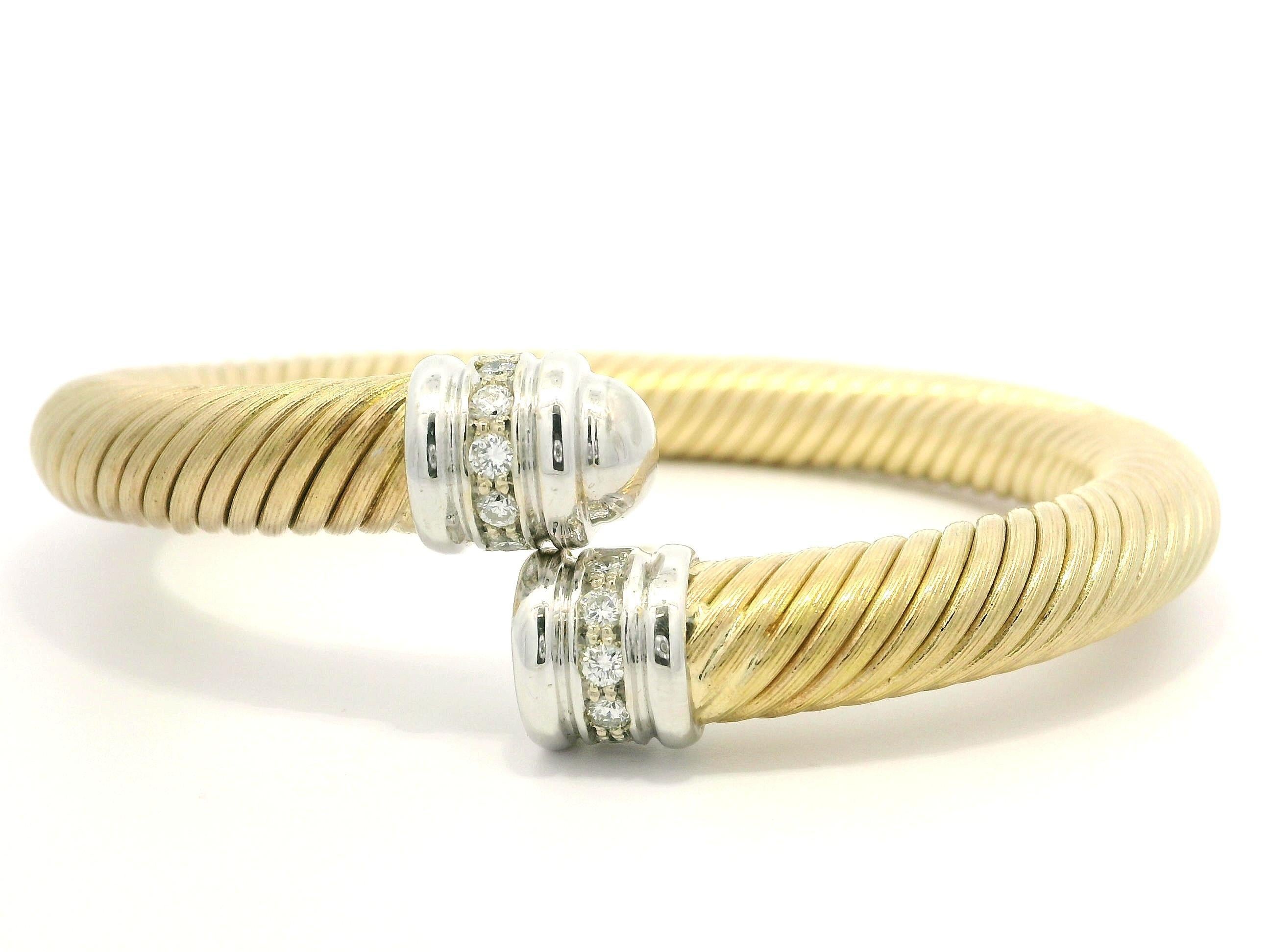 14k zweifarbiges Gold .30ctw Diamant-Armreif mit gedrehtem Kabelrohr in der Mitte (Brillantschliff) im Angebot