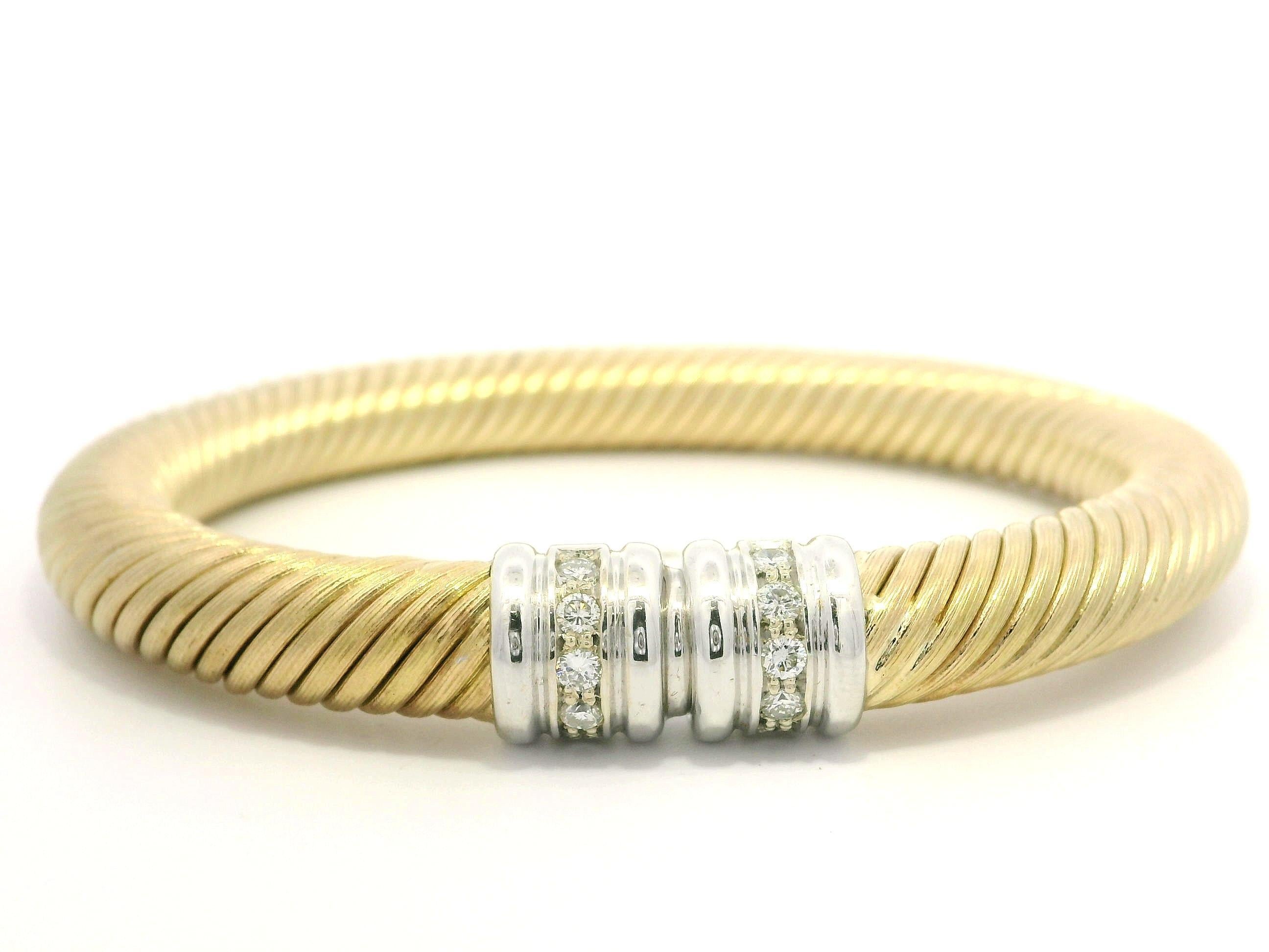 14k zweifarbiges Gold .30ctw Diamant-Armreif mit gedrehtem Kabelrohr in der Mitte im Zustand „Hervorragend“ im Angebot in Montclair, NJ
