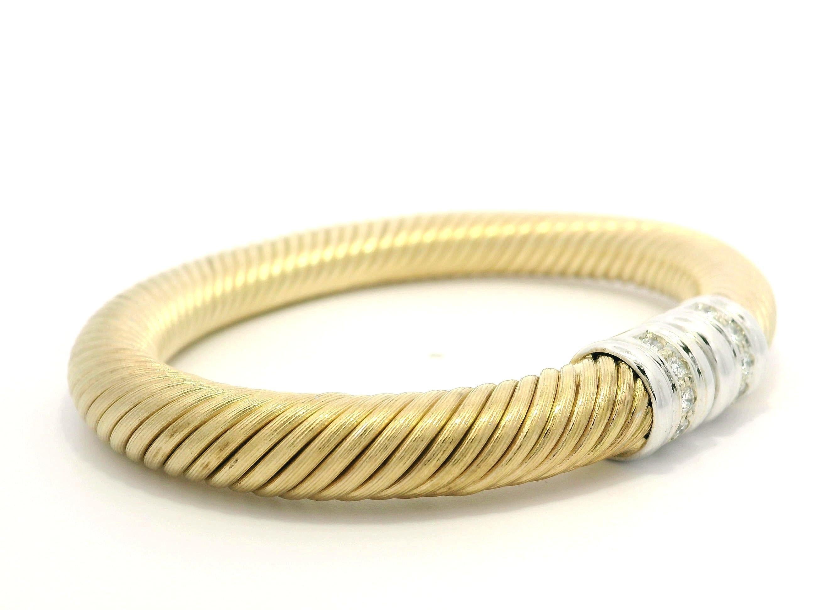 14k zweifarbiges Gold .30ctw Diamant-Armreif mit gedrehtem Kabelrohr in der Mitte Damen im Angebot