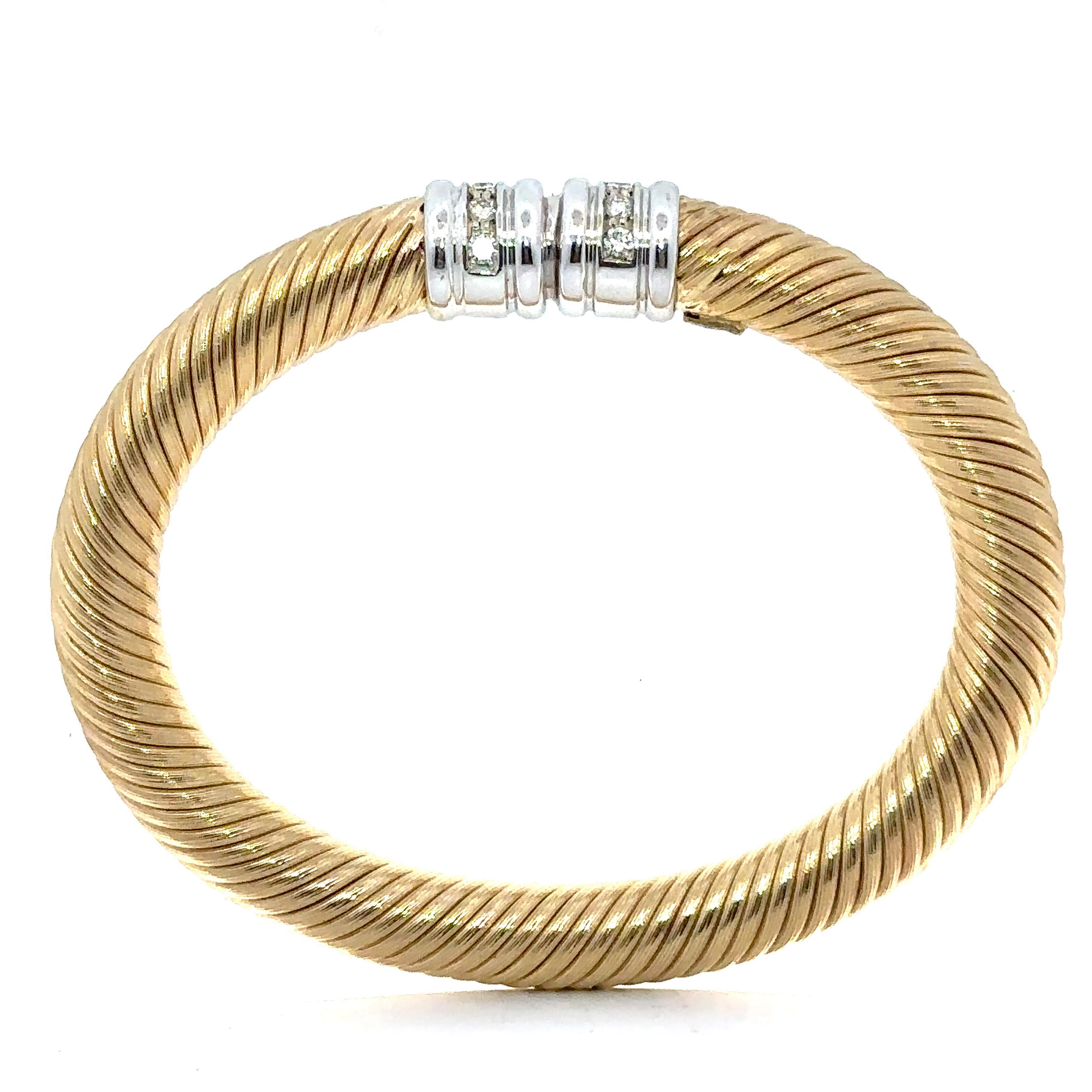 14k zweifarbiges Gold .30ctw Diamant-Armreif mit gedrehtem Kabelrohr in der Mitte im Angebot 1