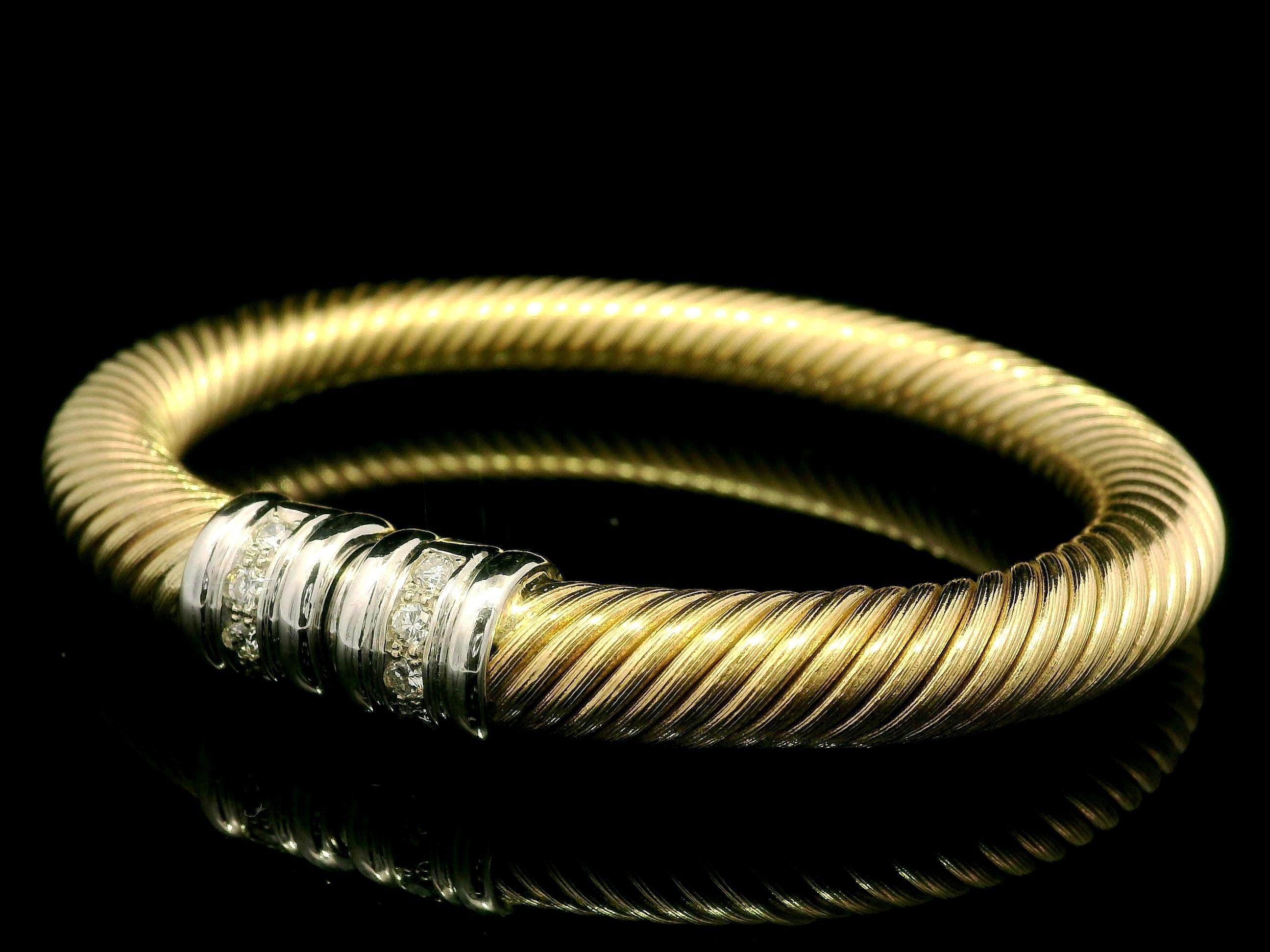 14k zweifarbiges Gold .30ctw Diamant-Armreif mit gedrehtem Kabelrohr in der Mitte im Angebot 2