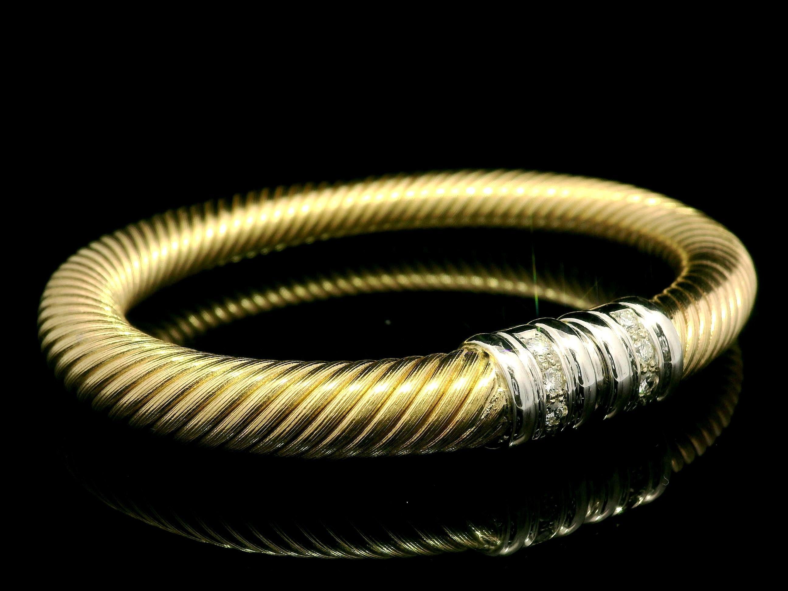 14k zweifarbiges Gold .30ctw Diamant-Armreif mit gedrehtem Kabelrohr in der Mitte im Angebot 3