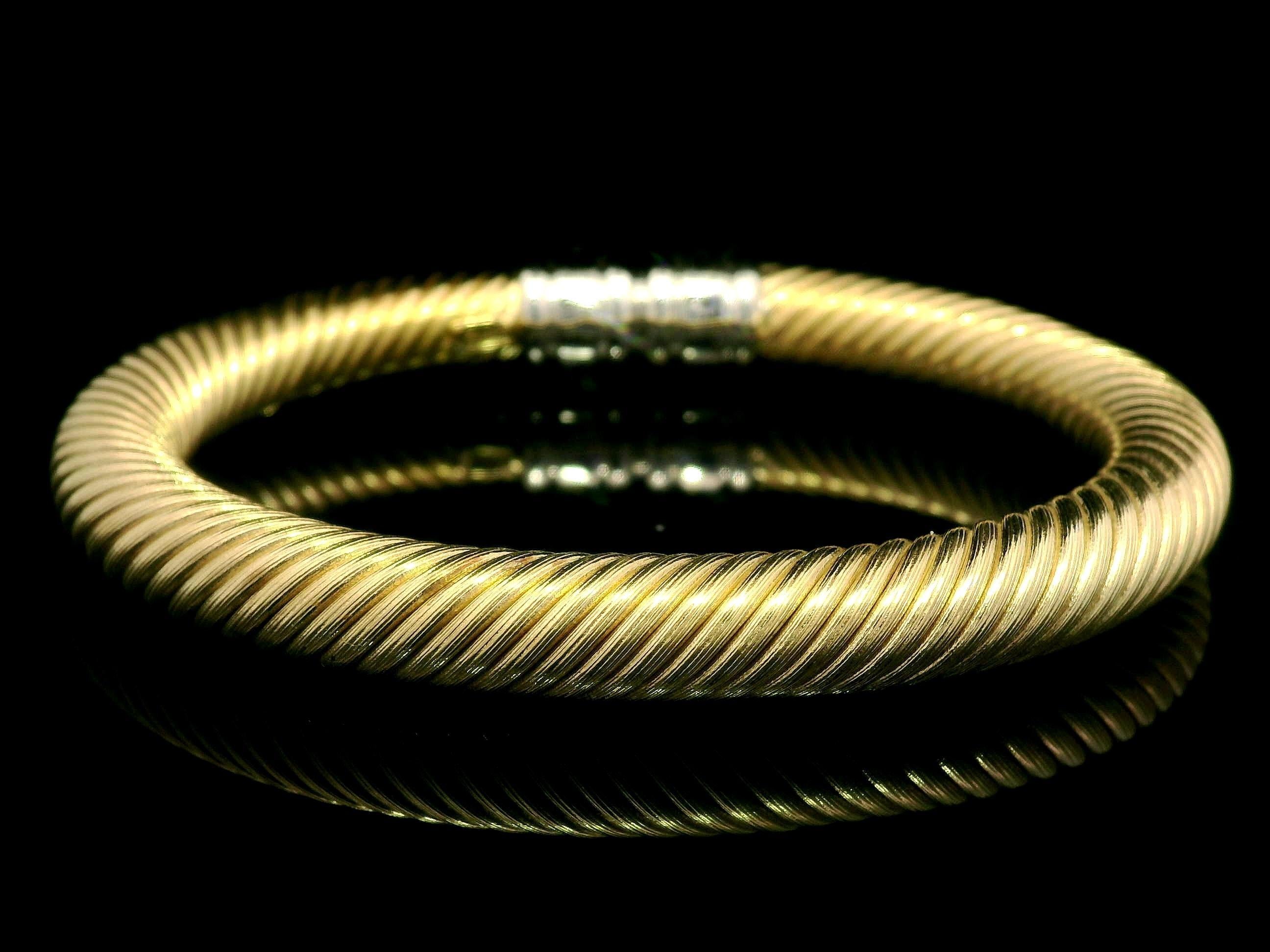 14k zweifarbiges Gold .30ctw Diamant-Armreif mit gedrehtem Kabelrohr in der Mitte im Angebot 4