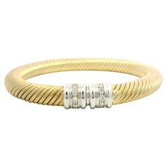 14k zweifarbiges Gold .30ctw Diamant-Armreif mit gedrehtem Kabelrohr in der Mitte