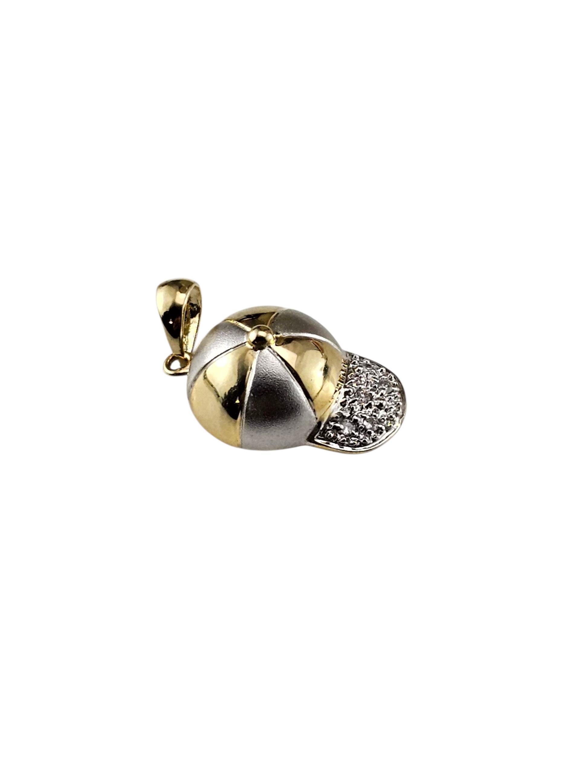 Colgante/dije de gorra de béisbol de oro de 14 quilates en dos tonos y diamantes #23555 Contemporáneo en venta
