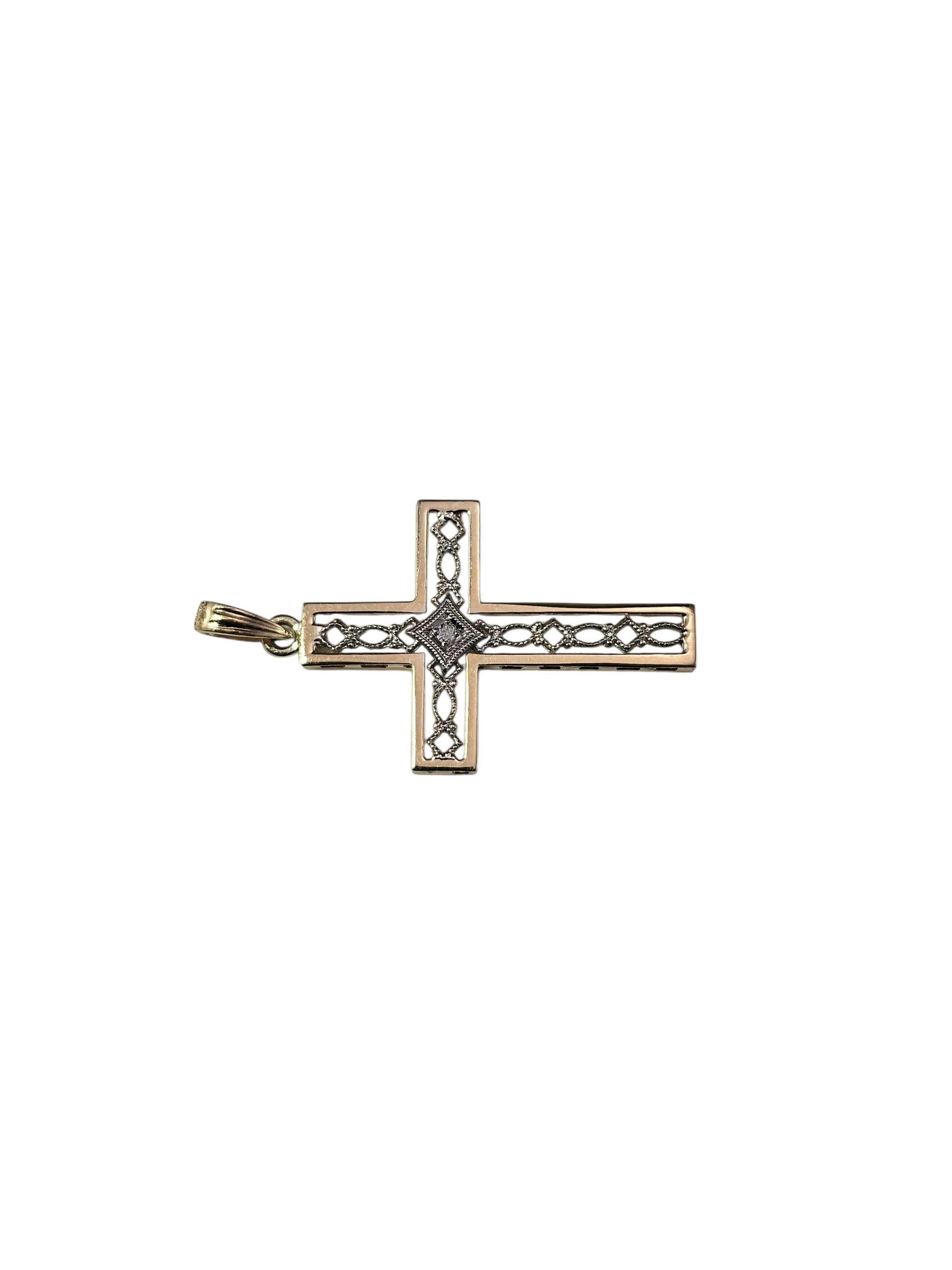 Ciondolo a croce in oro 14K bicolore e diamanti...

Questo elegante ciondolo a forma di croce è realizzato in oro bicolore 14 carati ed è impreziosito da un diamante rotondo a taglio singolo al centro. Il design a filigrana aperta aggiunge