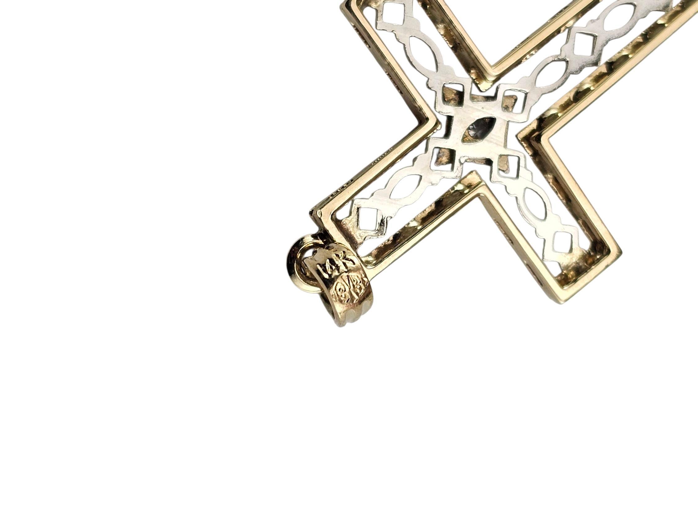Ciondolo a croce in oro 14K bicolore e diamanti #23644 In condizioni buone in vendita a Washington Depot, CT