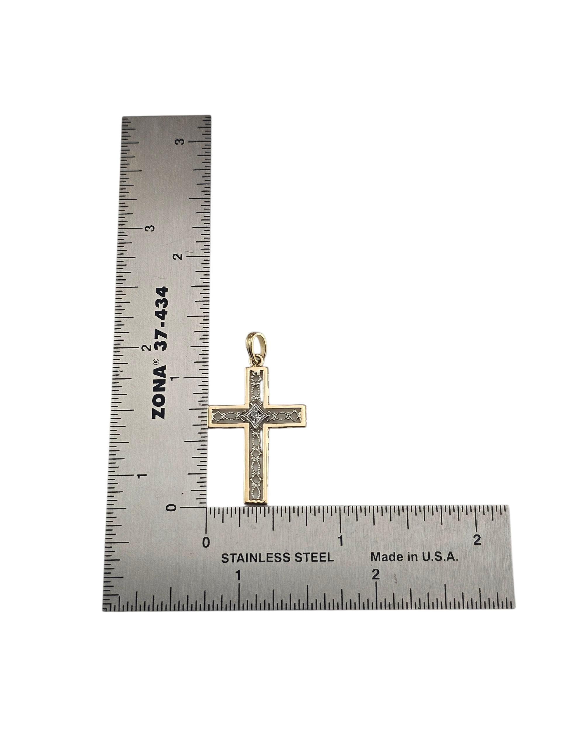 Donna Ciondolo a croce in oro 14K bicolore e diamanti #23644 in vendita