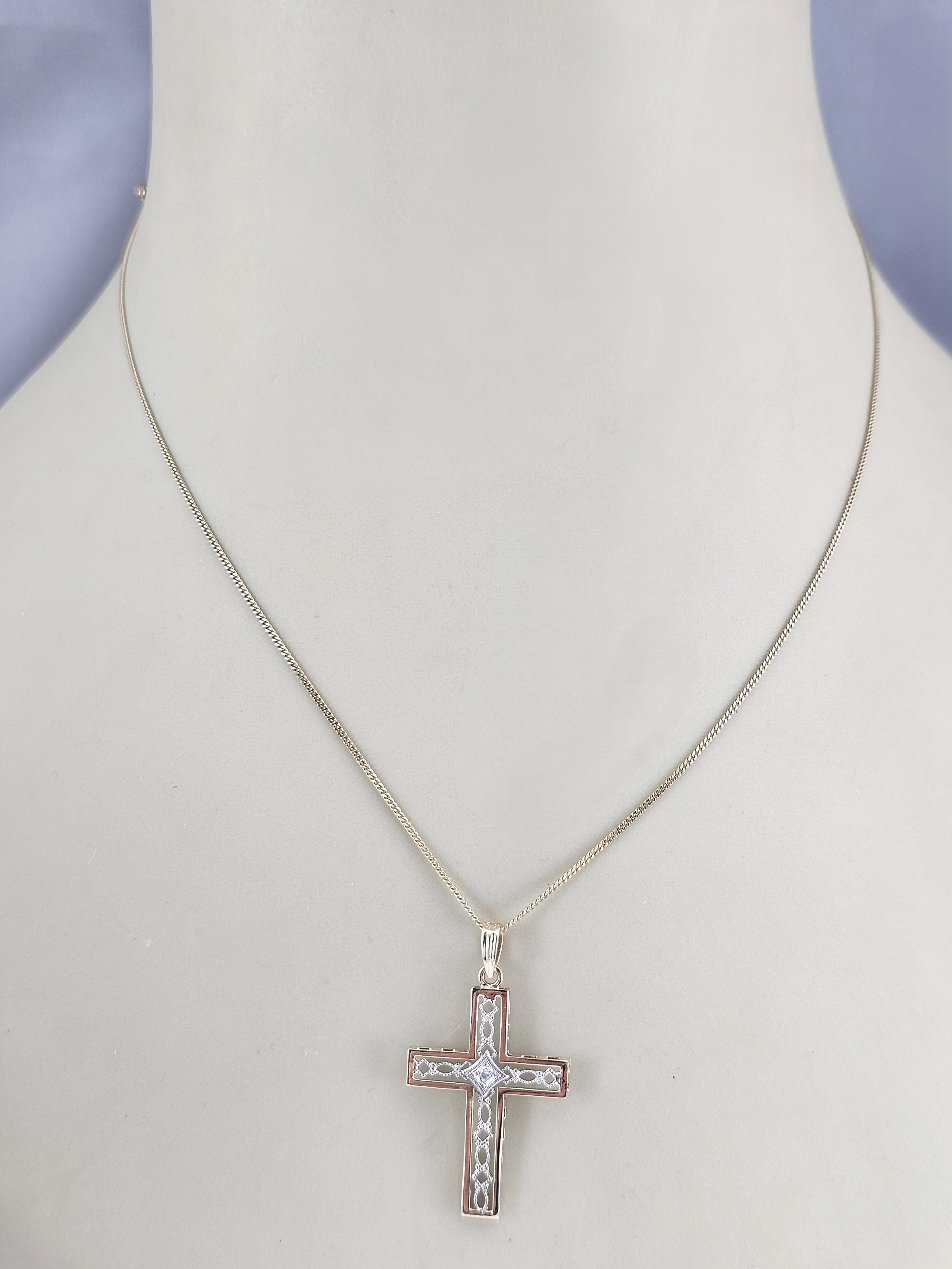Ciondolo a croce in oro 14K bicolore e diamanti #23644 in vendita 1