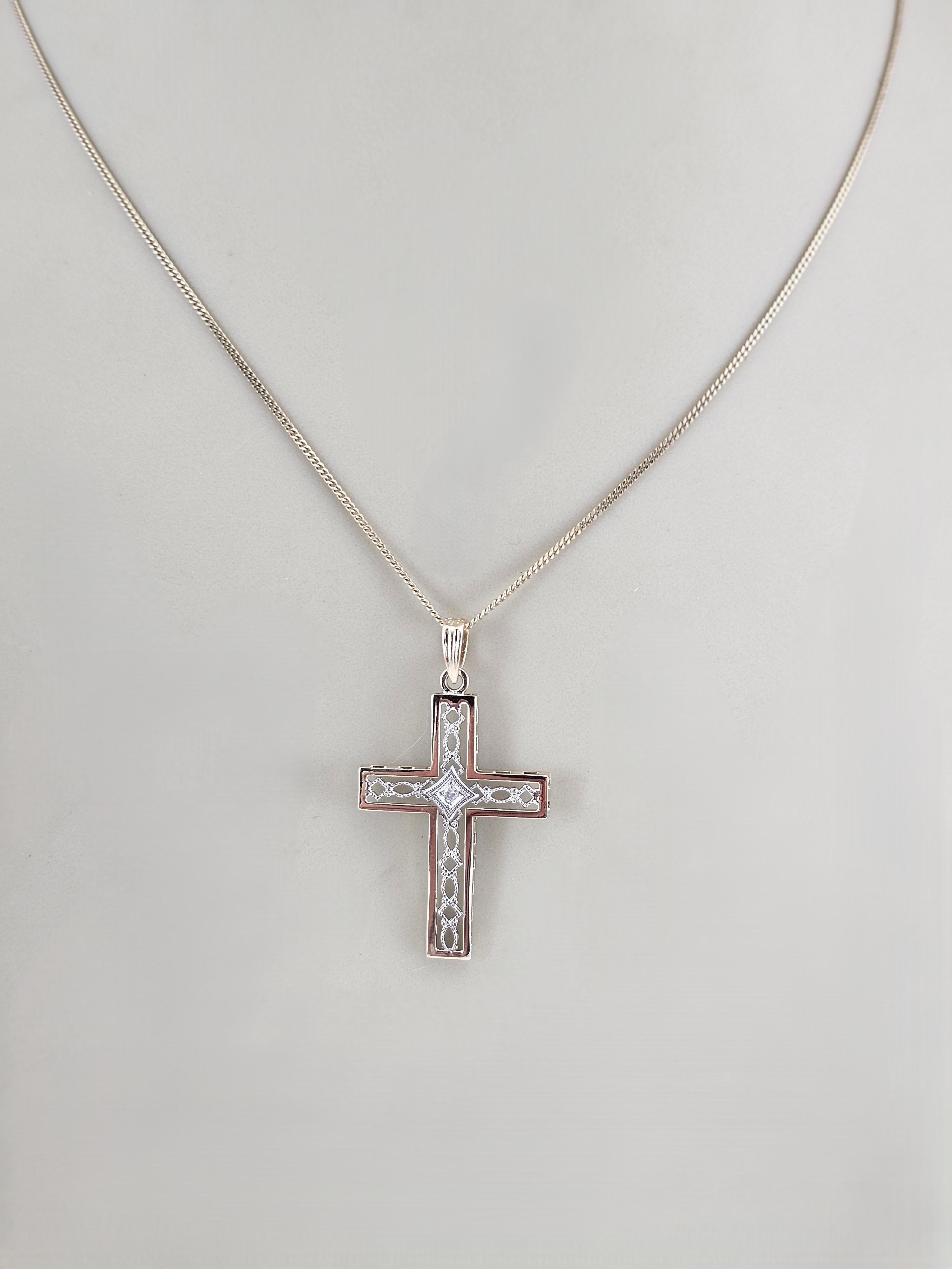 Ciondolo a croce in oro 14K bicolore e diamanti #23644 in vendita 2