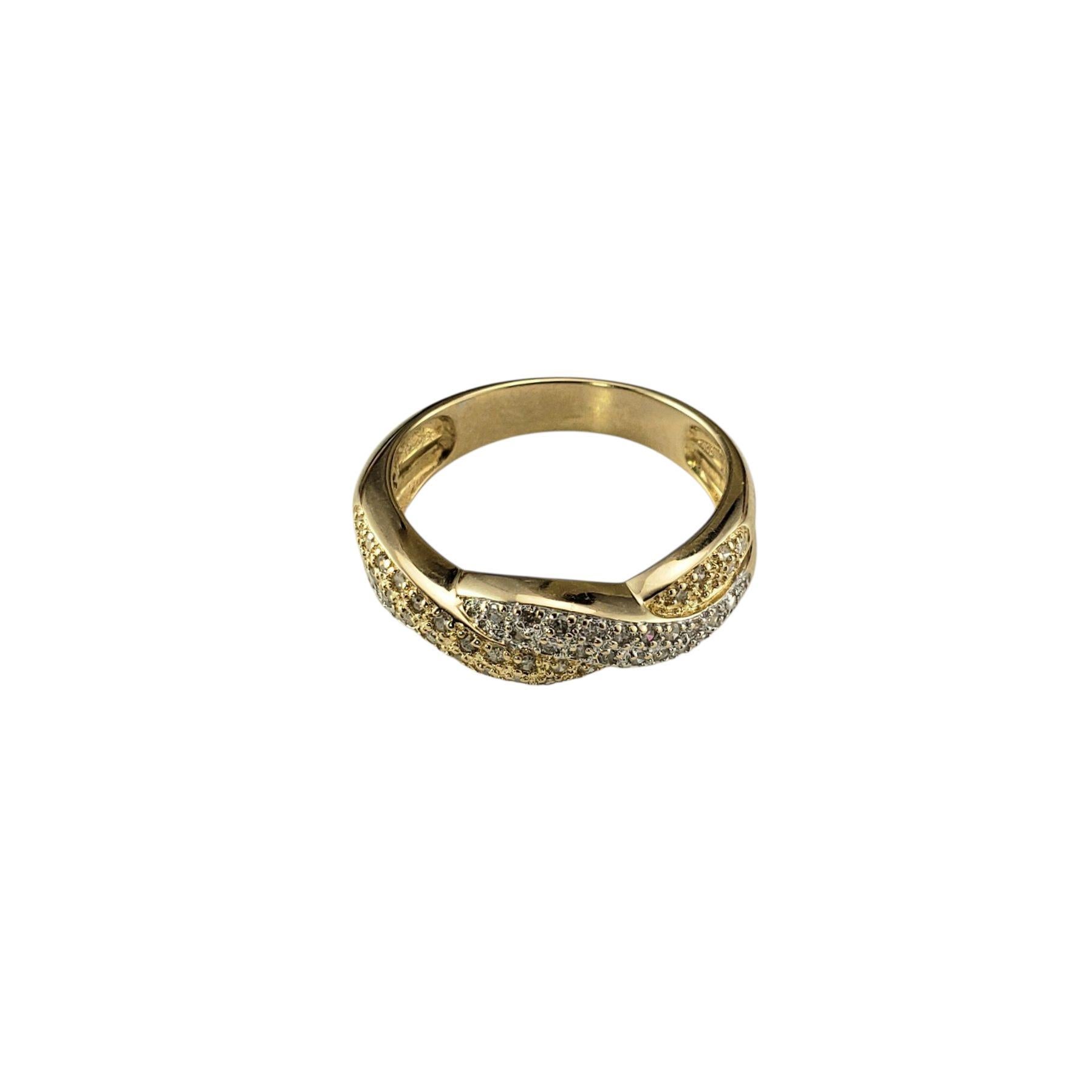Anello a fascia incrociata in oro 14K bicolore e diamanti misura 7,5

Questo anello scintillante è realizzato in oro giallo e bianco 14K con un design incrociato intrecciato ed è impreziosito da 46 diamanti rotondi a taglio singolo. Il mix di oro