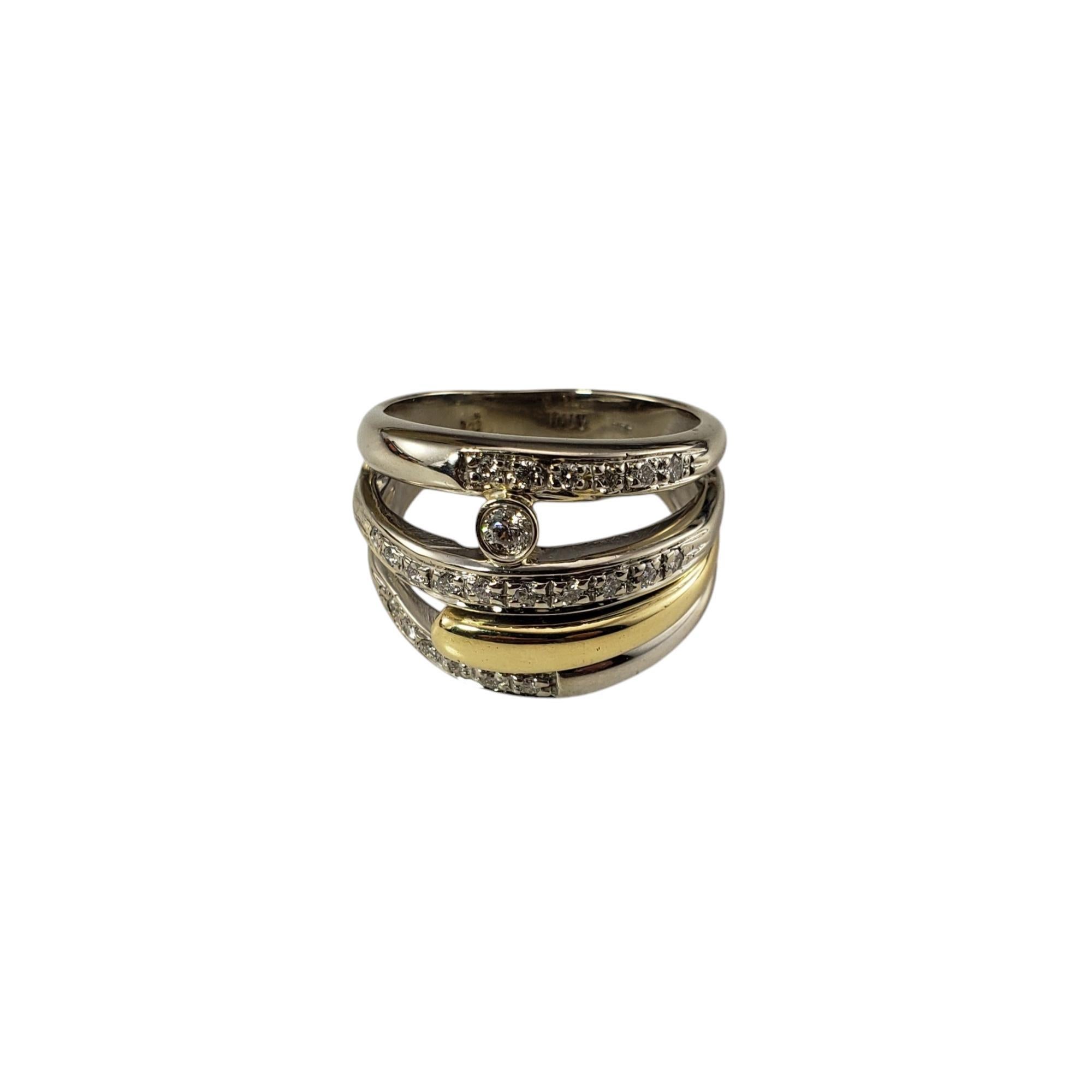 Anello a fascia multipla in oro 14K bicolore e diamanti, misura 6,25...

Questo splendido anello a più fasce presenta 23 diamanti rotondi taglio brillante incastonati in oro bianco e giallo 14K.

Larghezza: 15 mm. Gambo: 4 mm.

Peso totale