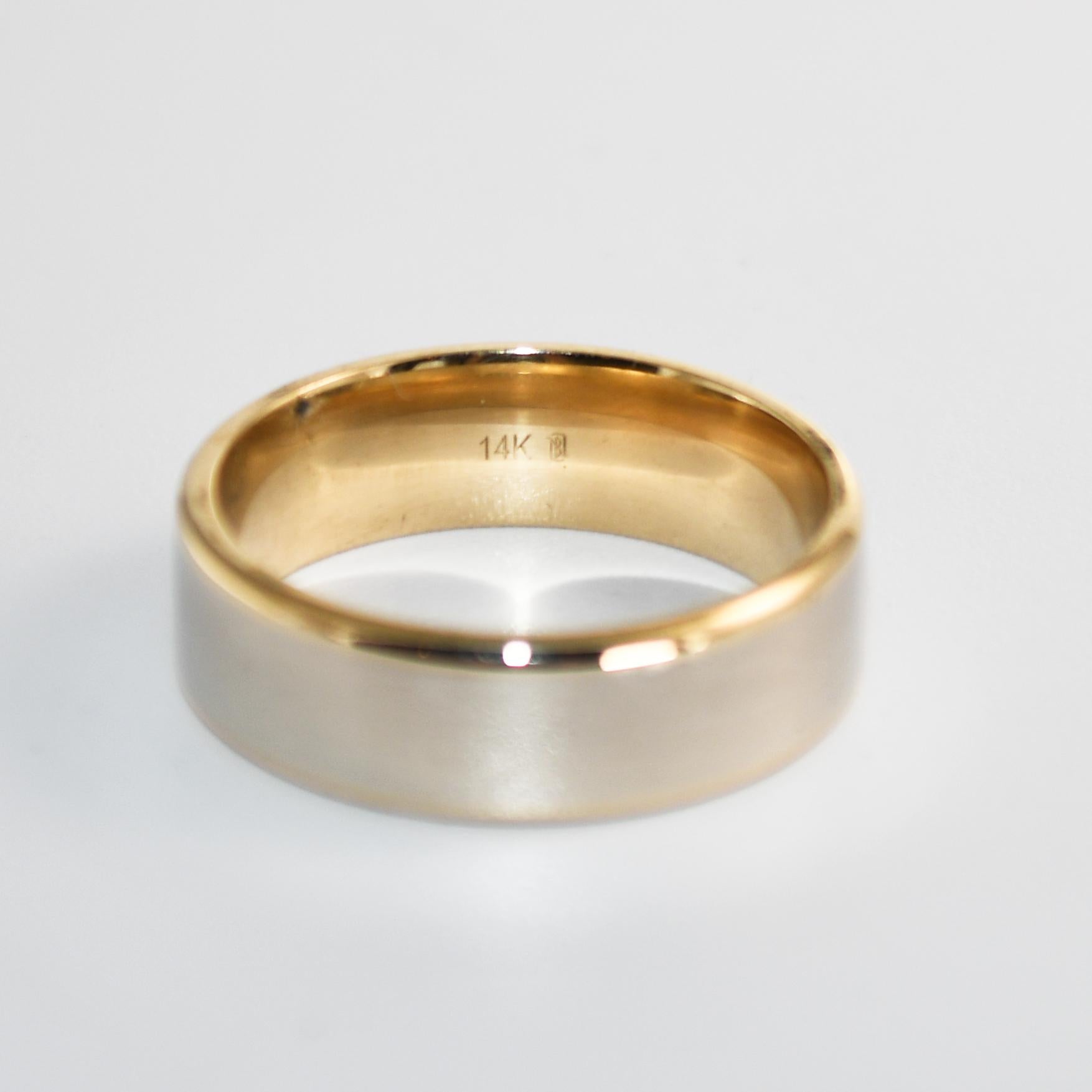 Mens 14k two-tone wedding band.
Tests 58% gold using an XRF metals analyzer.
The ring weight is 9.8 grams.
The center of the ring is white gold the edges are yellow gold.
The ring measures 7mm wide.
The ring size is 10.
Looks like new condition.