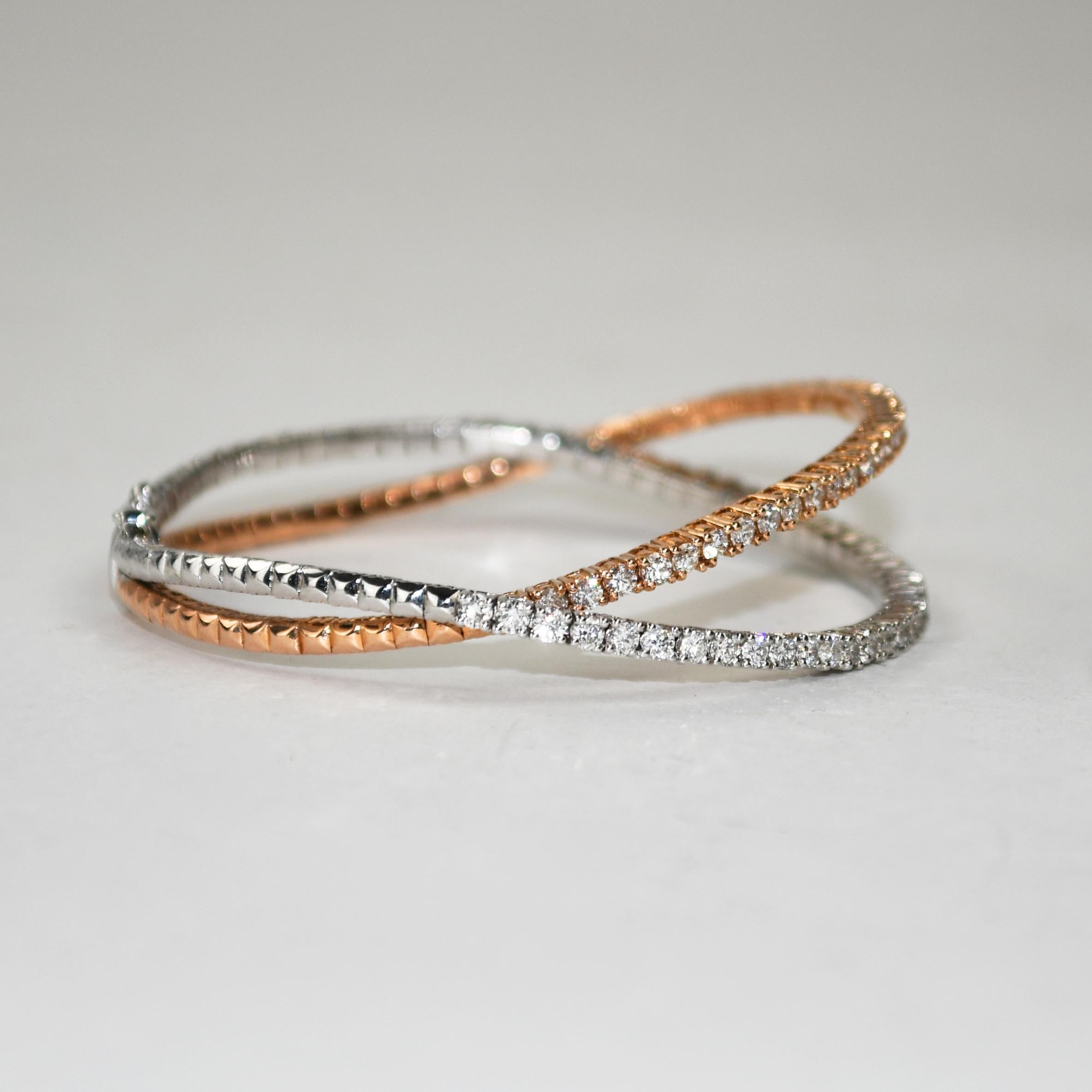 Bracelet bangle en or rose et blanc 14k pour femme avec diamants.
Il pèse 21,8 grammes et contient 58 % d'or selon un analyseur de métaux XRF.
Il y a 86 diamants ronds de taille brillant, de couleur G à H, de pureté Vs pour la plupart, de pureté Si