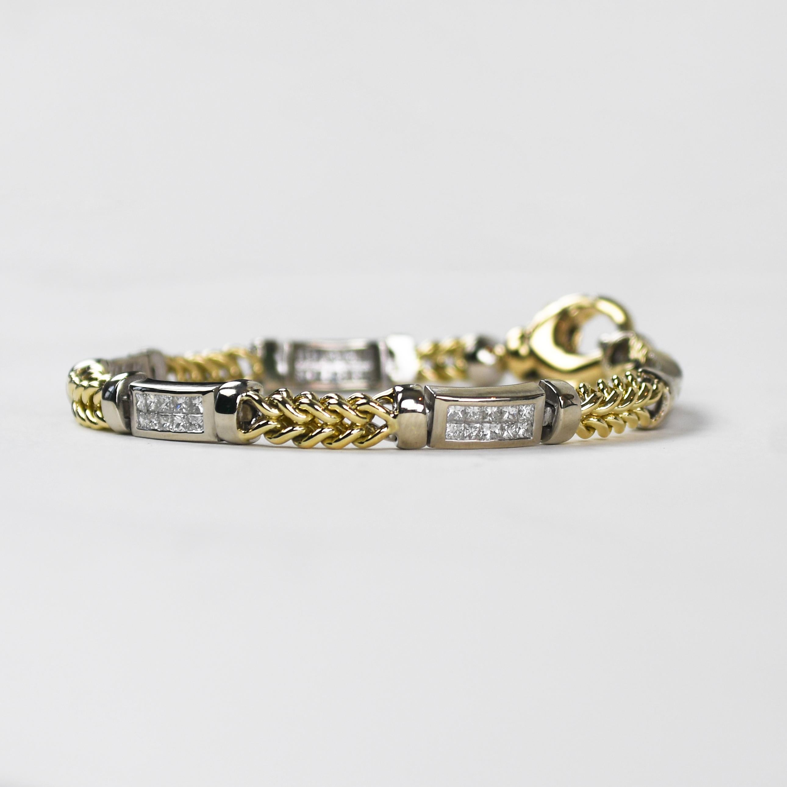 Bracelet de dame en or jaune et blanc 14k, orné de diamants.
Estampillé 14k sur le fermoir et pèse 27 grammes en poids brut.
Il y a des diamants carrés de taille brillant, 1,50 carats au total, G,  Gamme de couleurs H à I, clarté Vs.
Le bracelet