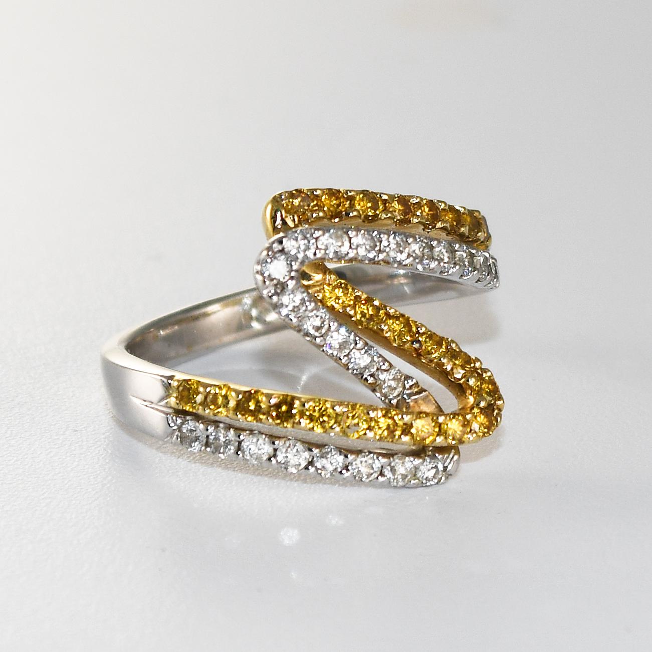 Anello da cocktail da donna in oro bicolore 14k e diamanti.
Timbrato 14k 585 e pesa 5,2 grammi.
I diamanti bianchi hanno colore da H a I e purezza Si.
I diamanti gialli trattati termicamente hanno una purezza Si.
Il peso totale dei diamanti è di