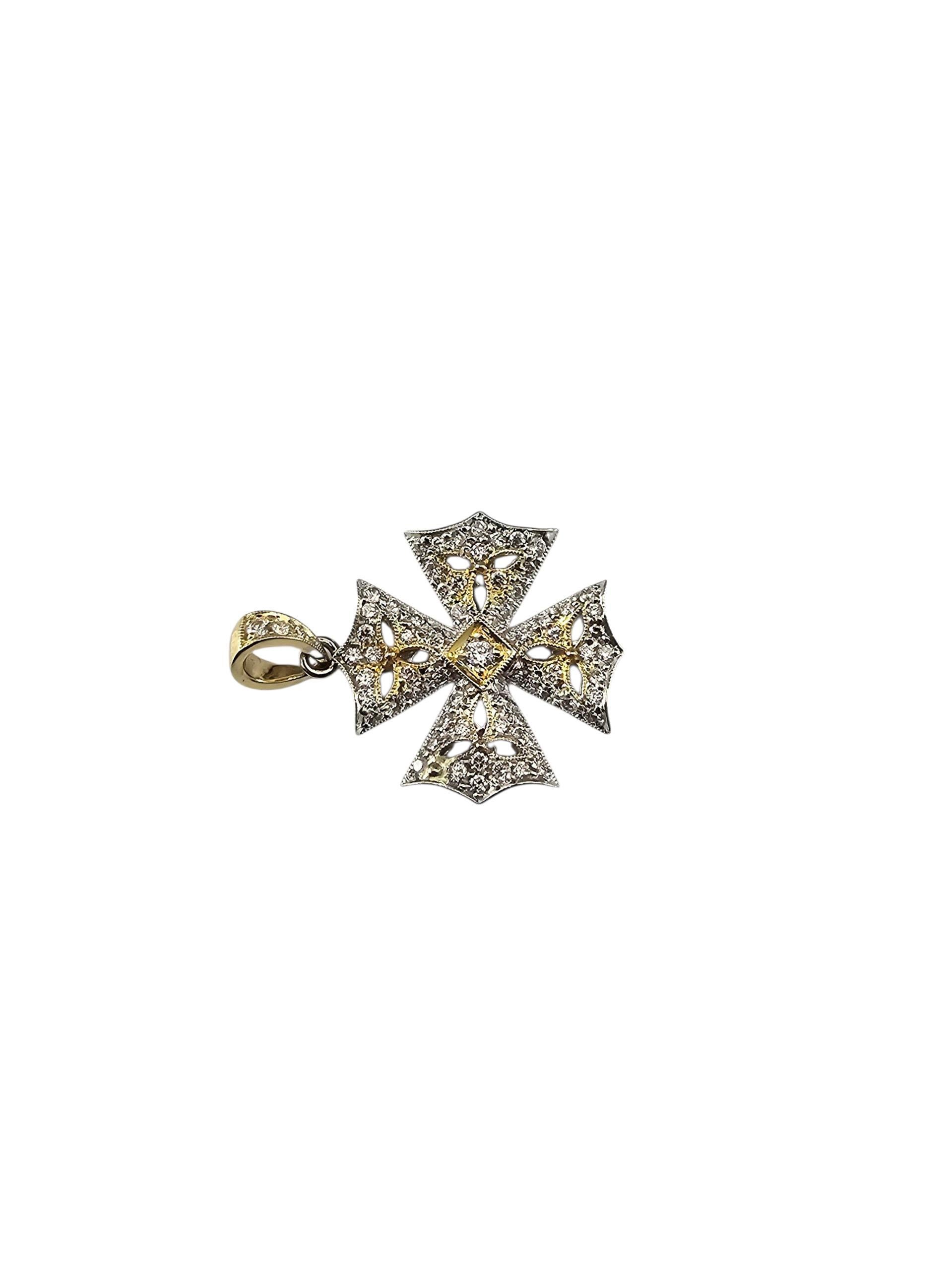 Ciondolo a croce in oro 14K bicolore e diamanti...

Questo elegante pendente a forma di croce è realizzato in oro giallo e bianco 14 carati ed è impreziosito da 65 scintillanti diamanti rotondi taglio brillante. Il design traforato gli conferisce un