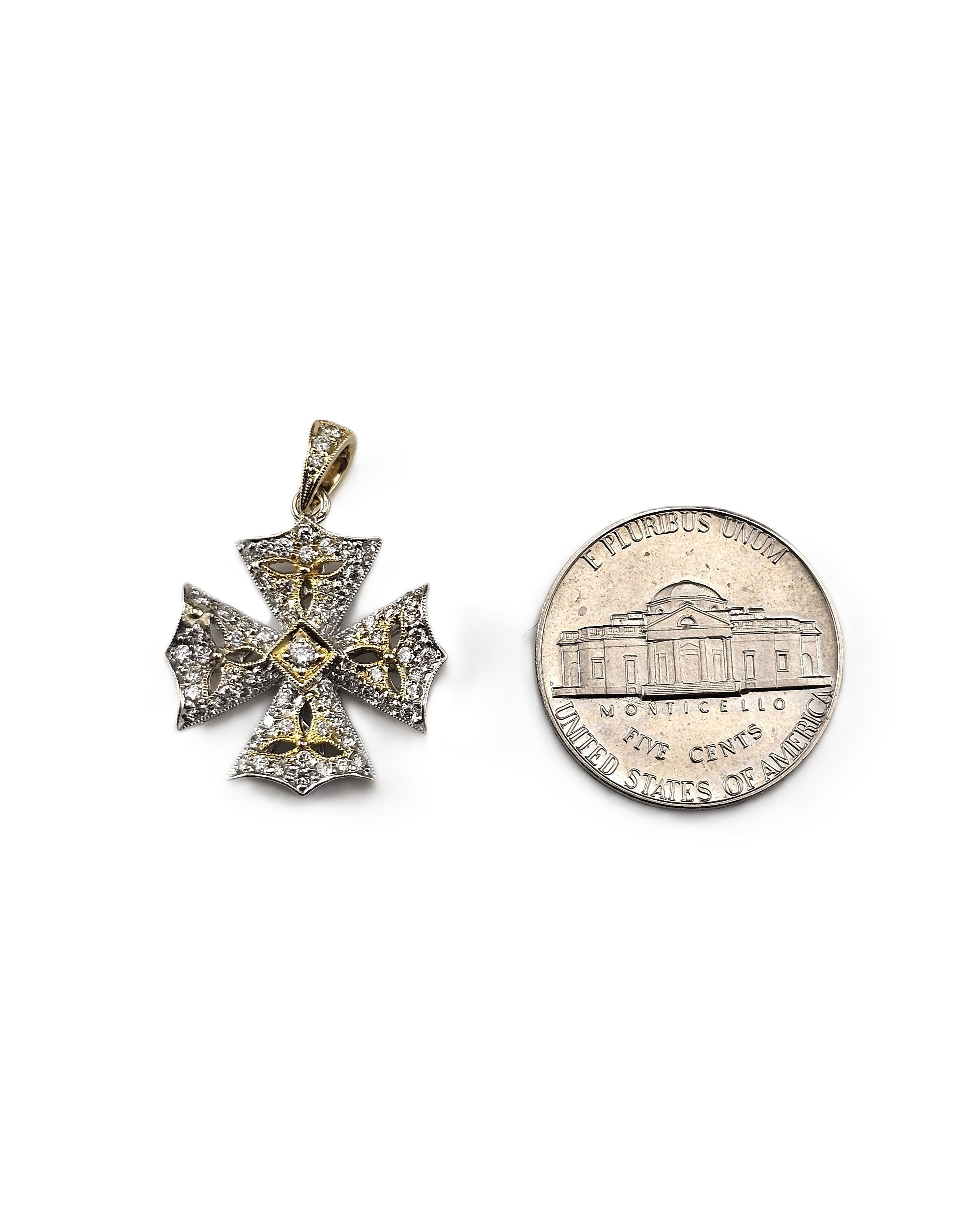 Ciondolo a croce con diamante in oro 14K a due toni #23552 In condizioni buone in vendita a Washington Depot, CT