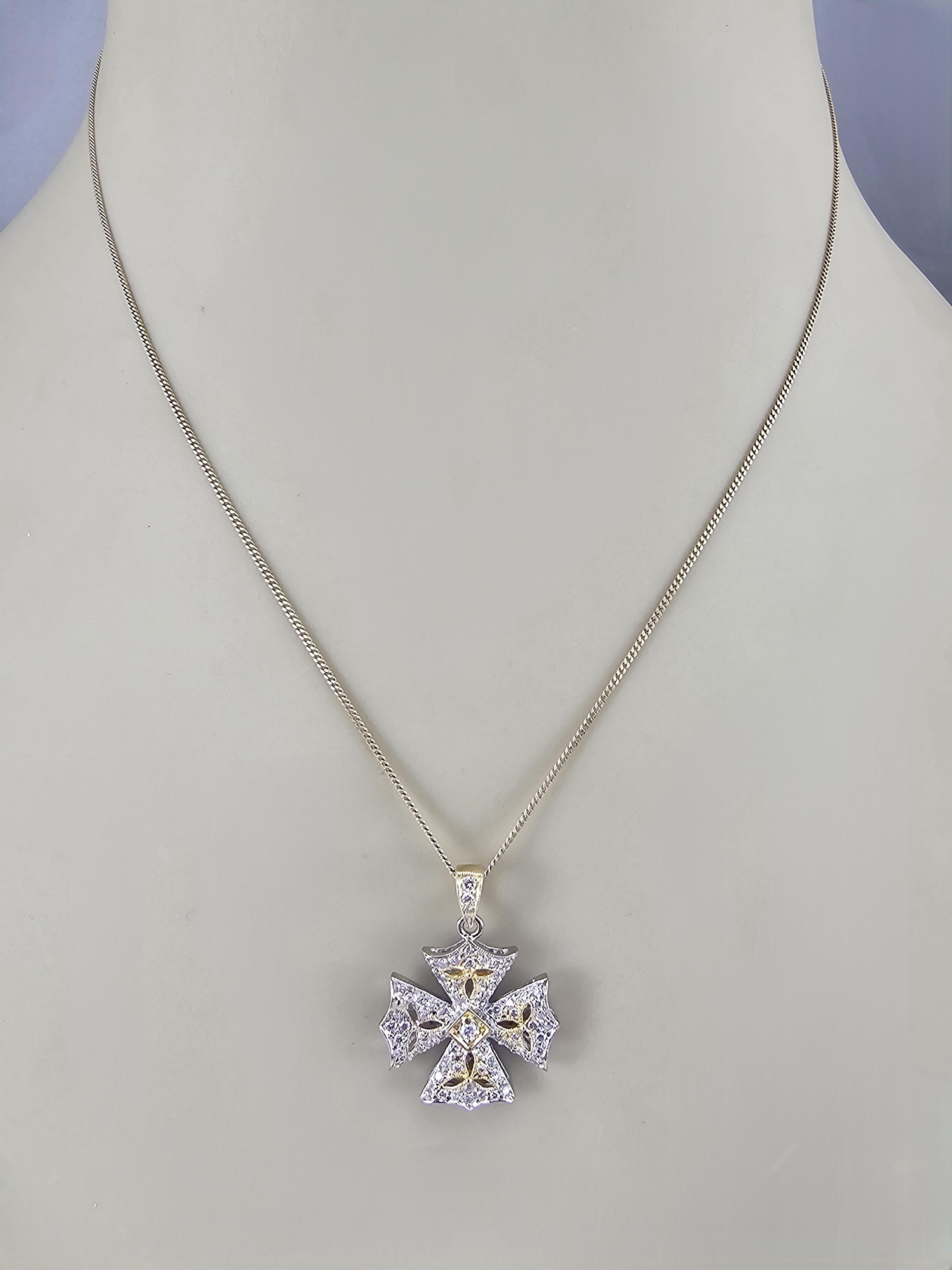 Ciondolo a croce con diamante in oro 14K a due toni #23552 in vendita 1