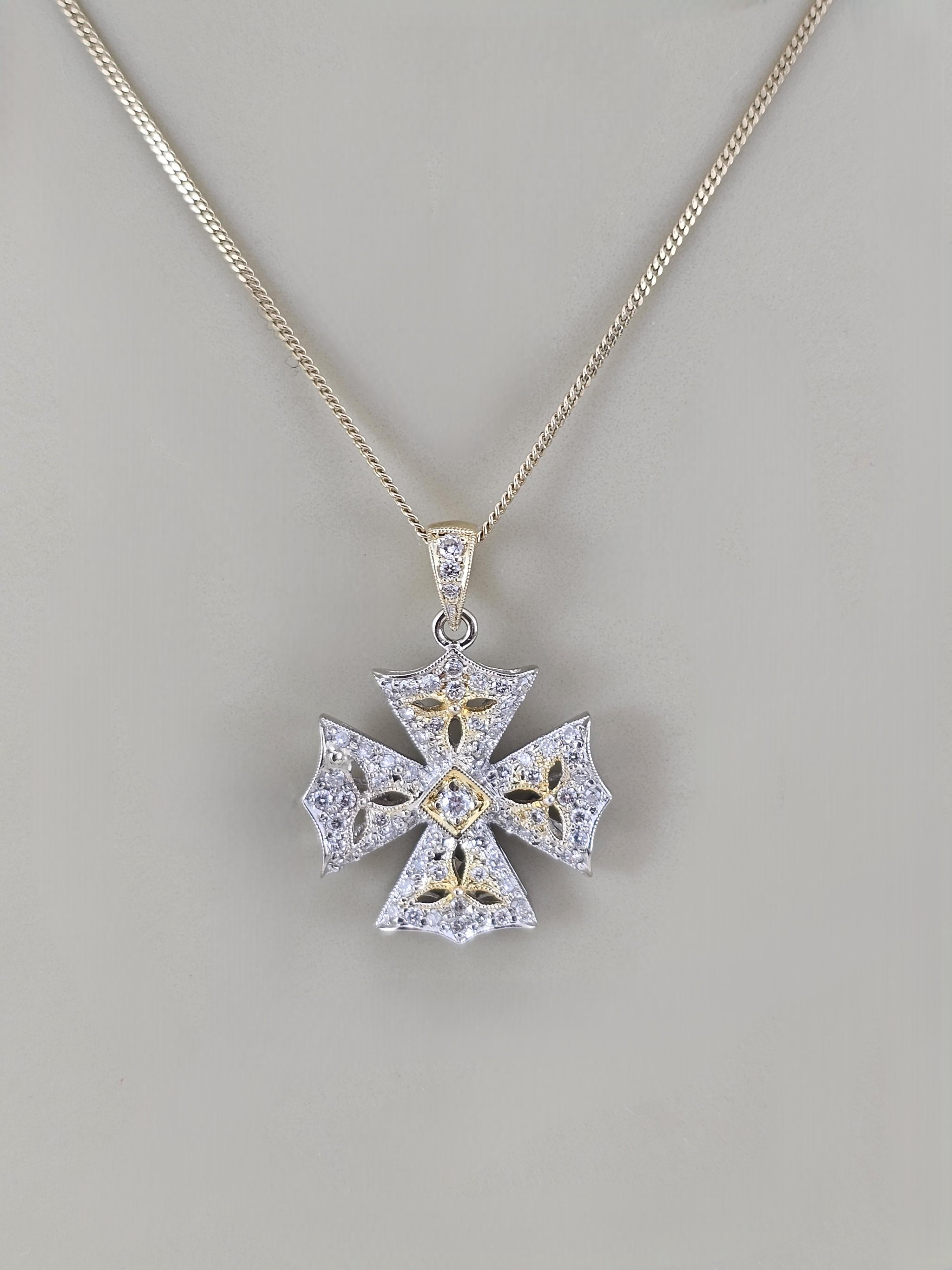 Ciondolo a croce con diamante in oro 14K a due toni #23552 in vendita 2