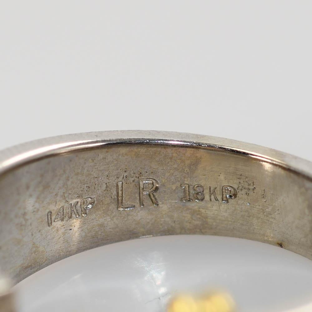 Anello di fidanzamento con diamante da donna con montatura in oro bianco 14k e finiture in 18k.
Timbrato 14kp, 18kp e pesa 10,9 grammi.
Il diamante centrale è di 0,55 carati, taglio brillante rotondo, colore J-K Si1-Si2clarity.
I diamanti laterali