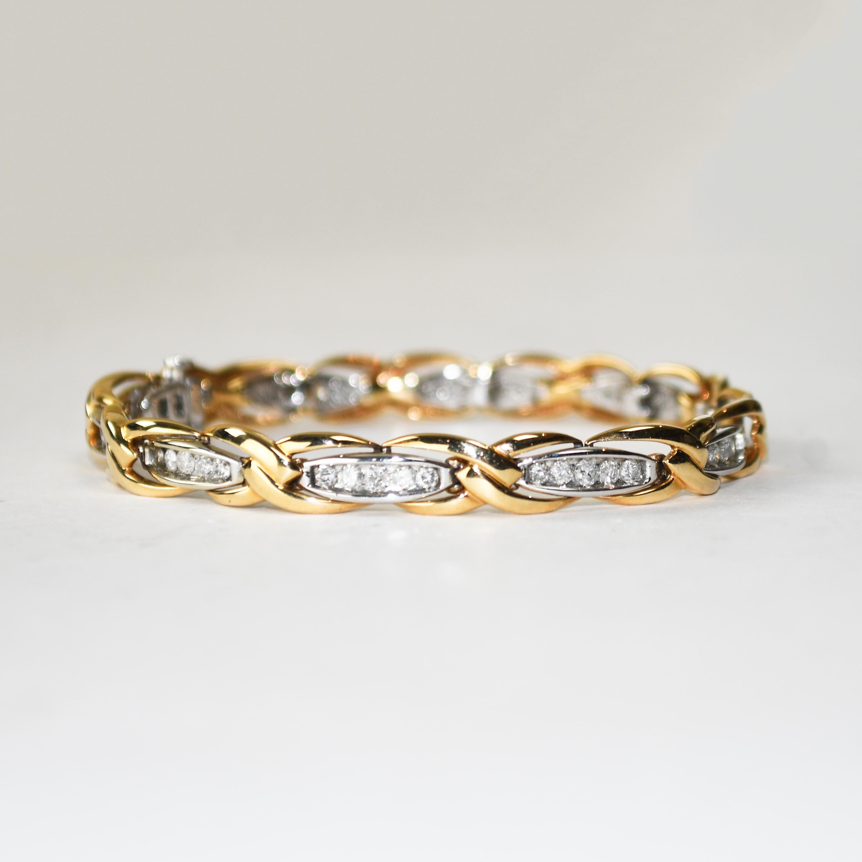Bracelet de dame en or jaune et blanc 14k, orné de diamants.
Estampillé 14k et pèse 19,2 grammes en poids brut.
Les diamants sont de taille ronde et brillante, 1,00 carats au total, de couleur G, H, I et de pureté Si.
Le bracelet mesure 7 3/8 pouces