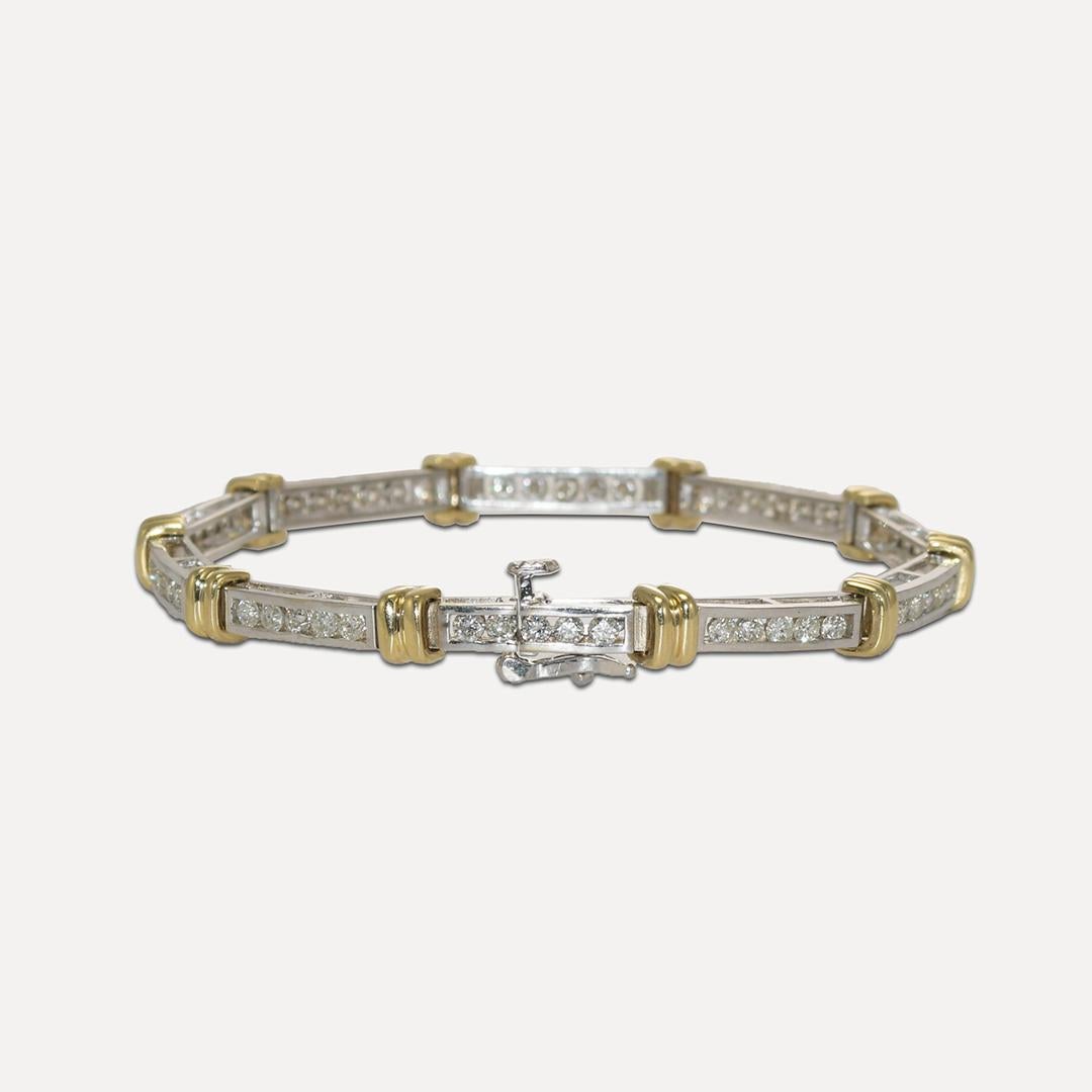 Attraktives zweifarbiges Gold-Diamant-Tennisarmband.
Gestempelt 14k auf der Schließe und wiegt 11,8 Gramm.
Das Armband wurde mit einem XRF-Metallanalysator auf 56,5 % Gold getestet.
Die Diamanten sind rund im Brillantschliff, insgesamt 1,50 Karat,