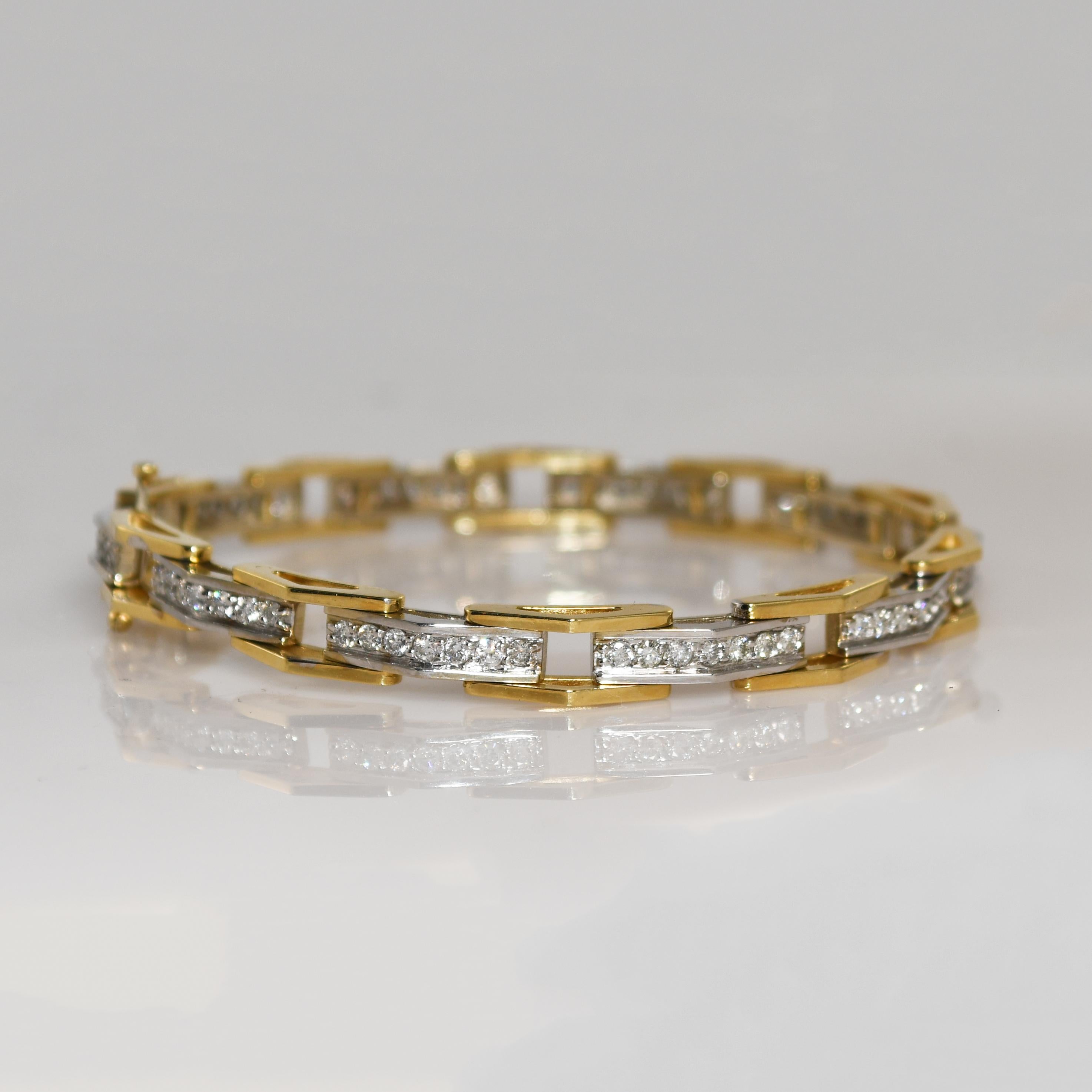 Bracciale tennis con diamanti in oro 14k bicolore.
Maglie a cerniera in oro bianco e giallo, 1,50tdw.
I diamanti sono per lo più vs, di colore g-h.
Si adatta a un polso di misura 7 1/4in, pesa 19,5 grammi.