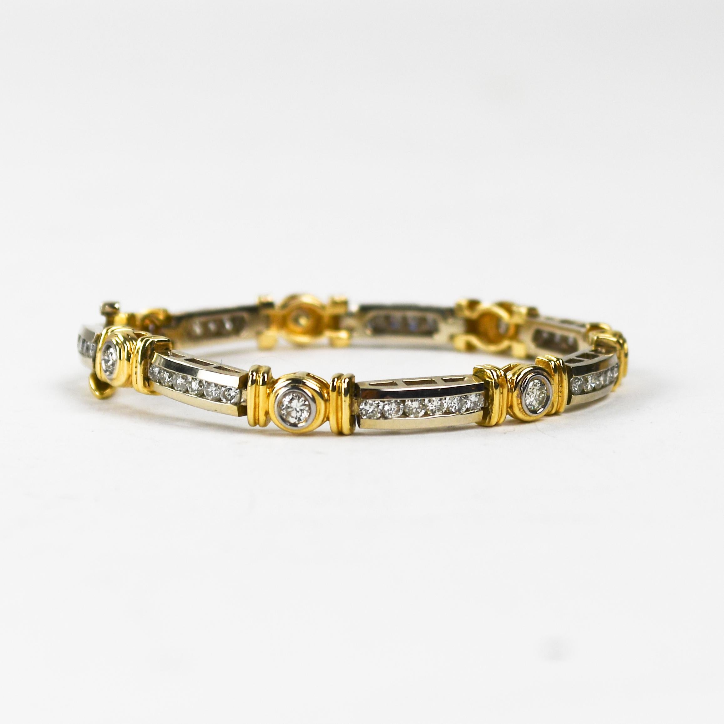 Diamant-Tennisarmband aus 14 Karat Gelb- und Weißgold.
Testet 58% Gold mit einem XRF-Metallanalysator.
Die Diamanten sind rund im Brillantschliff, insgesamt 1,50 Karat, Farbe I bis J, Reinheit Si.
Das Armband ist 6 Zoll lang und 5,8 mm