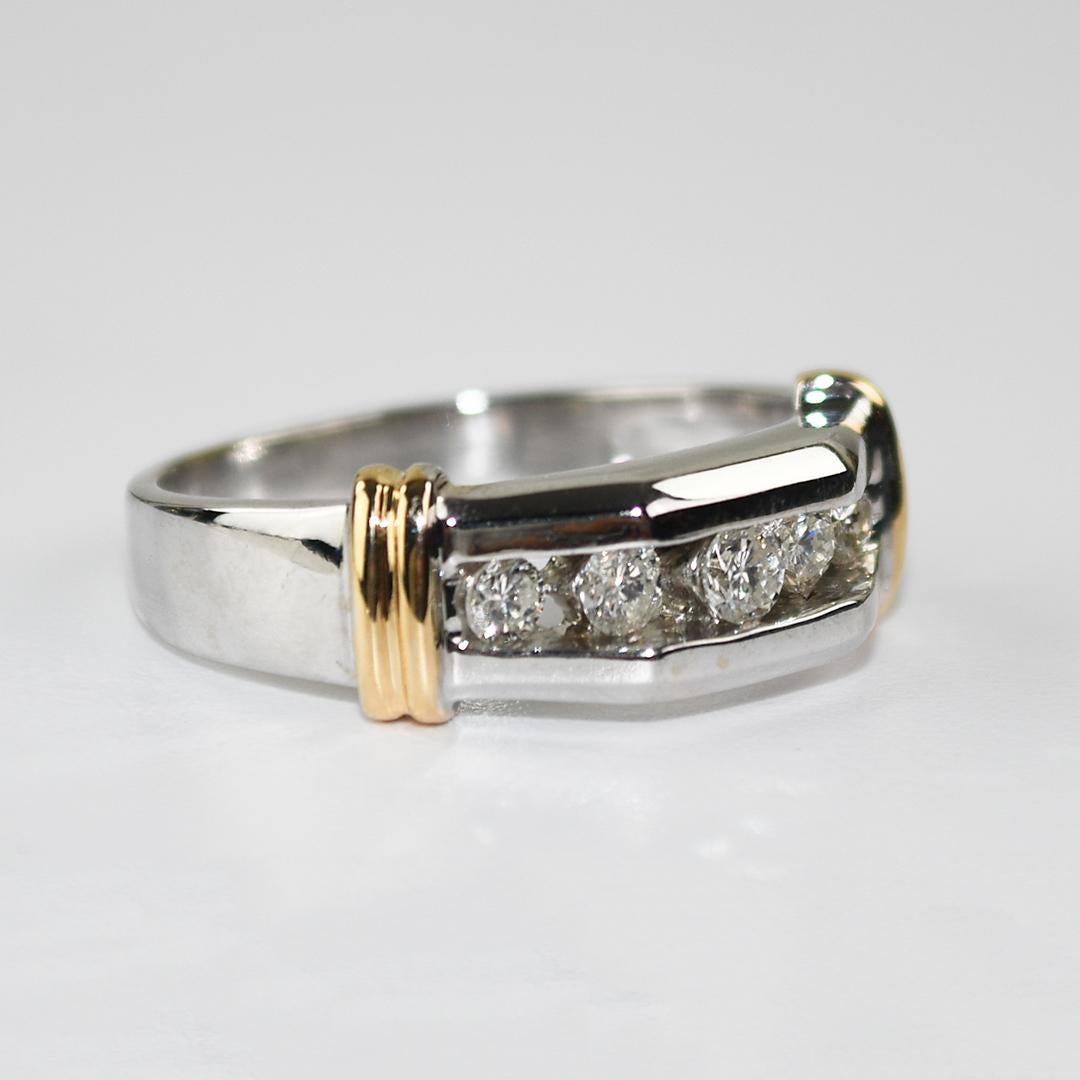 Fede nuziale da uomo in oro bianco e giallo 14k con diamante.
Timbrato 14k e pesa 8,4 grammi.
Ci sono 5 diamanti rotondi taglio brillante, 0,50 carati totali, colore da I a J, purezza Si.
La parte superiore dell'anello misura 7 mm di larghezza.
La