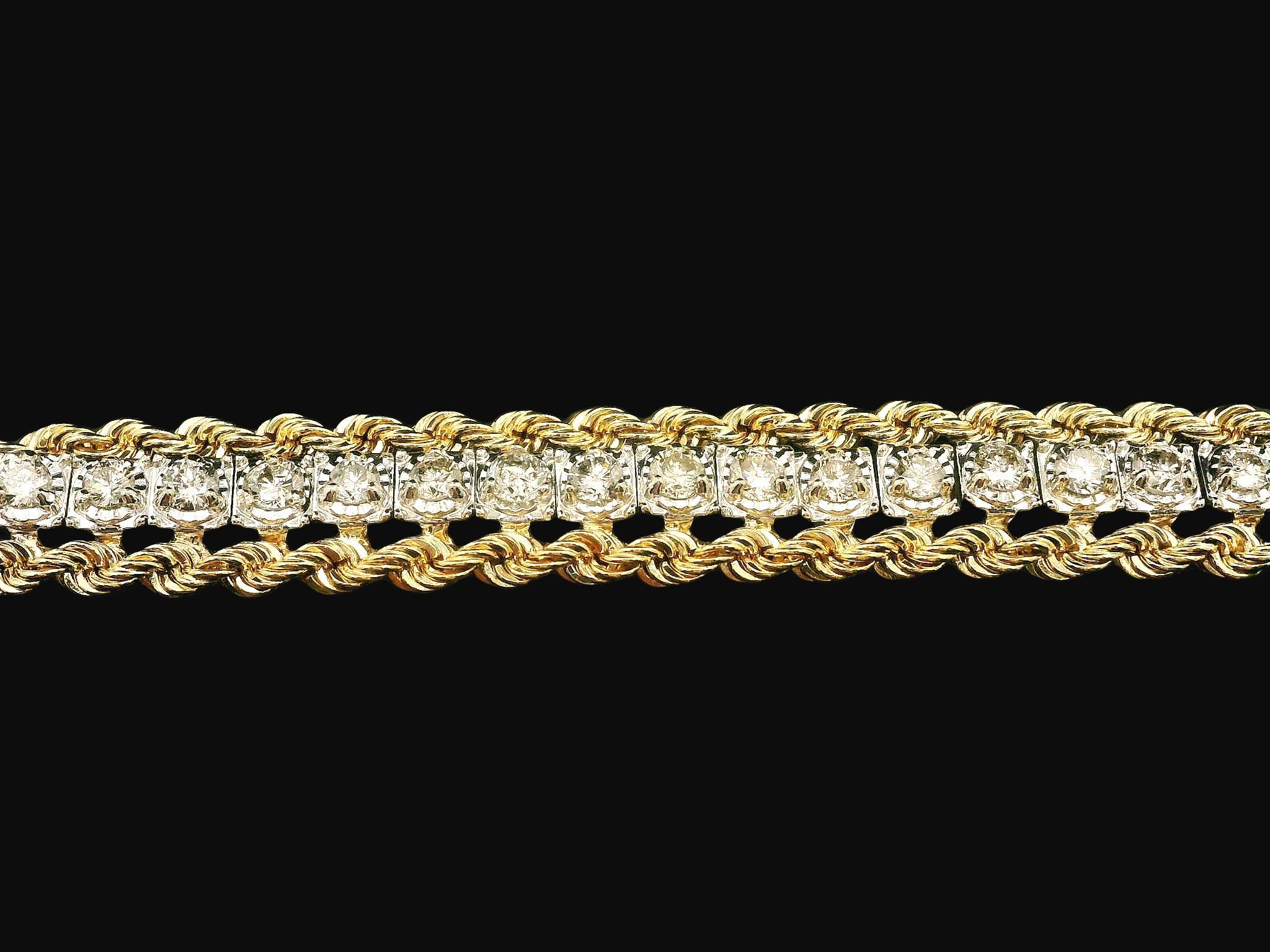 --Pierre(s) :...
(49) Diamants naturels véritables - taille ronde et brillante - serti illusion - vif - qualité commerciale - 2,50ctw (approx.)

MATERIAL : Or jaune massif 14K et accents en or blanc
Poids : 14,64 grammes
Type de chaîne : Double