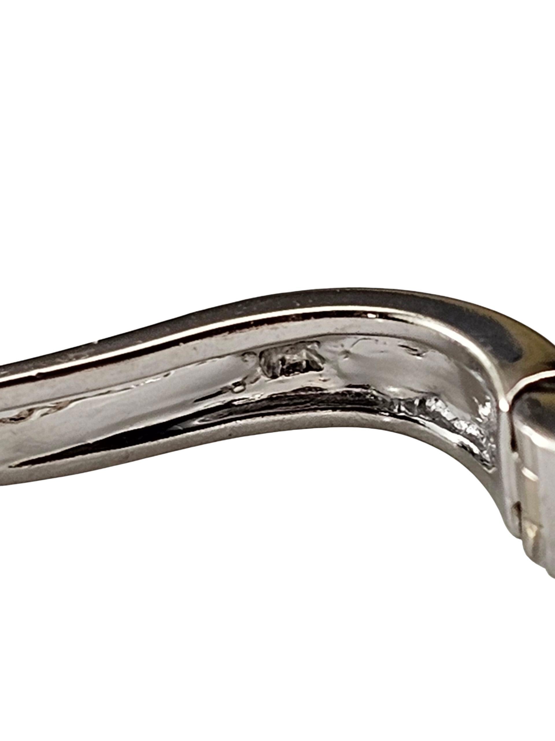 14K Zwei-Ton-Gold Prinzessinnenschliff Diamant Huggie Hoop Ohrringe-

Diese funkelnden Ohrringe sind mit je 16 Diamanten im Prinzessinnenschliff besetzt, die in 14 Karat Weißgold mit Gelbgoldakzenten gefasst sind. Sie sind raffiniert und vielseitig