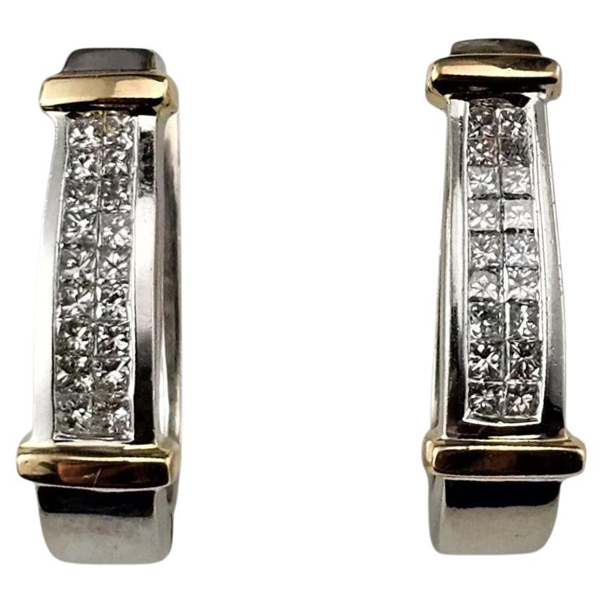 Boucles d
oreilles Huggie en or bicolore 14K avec diamants taillés en princesse #23764