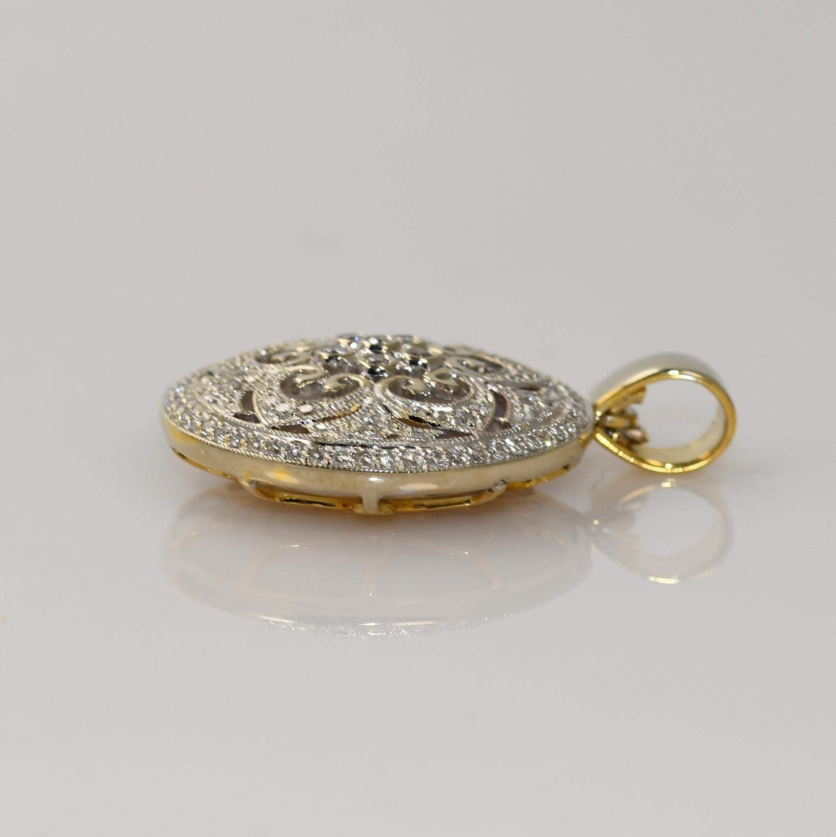 14K Two-Tone Gold (Reversible) Diamond & Mother of Pearl Pendant 6.5g In Excellent Condition For Sale In Laguna Beach, CA