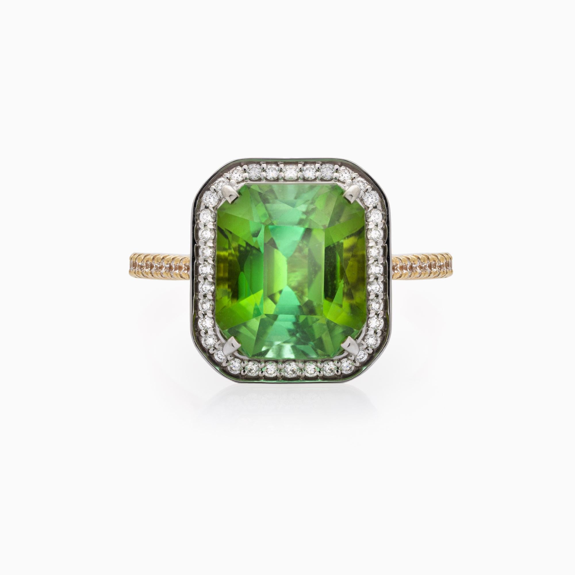 Taille émeraude Bague en or 14k bicolore avec tourmaline jaune-verte - 5,20 ct et diamants - 0,3 en vente