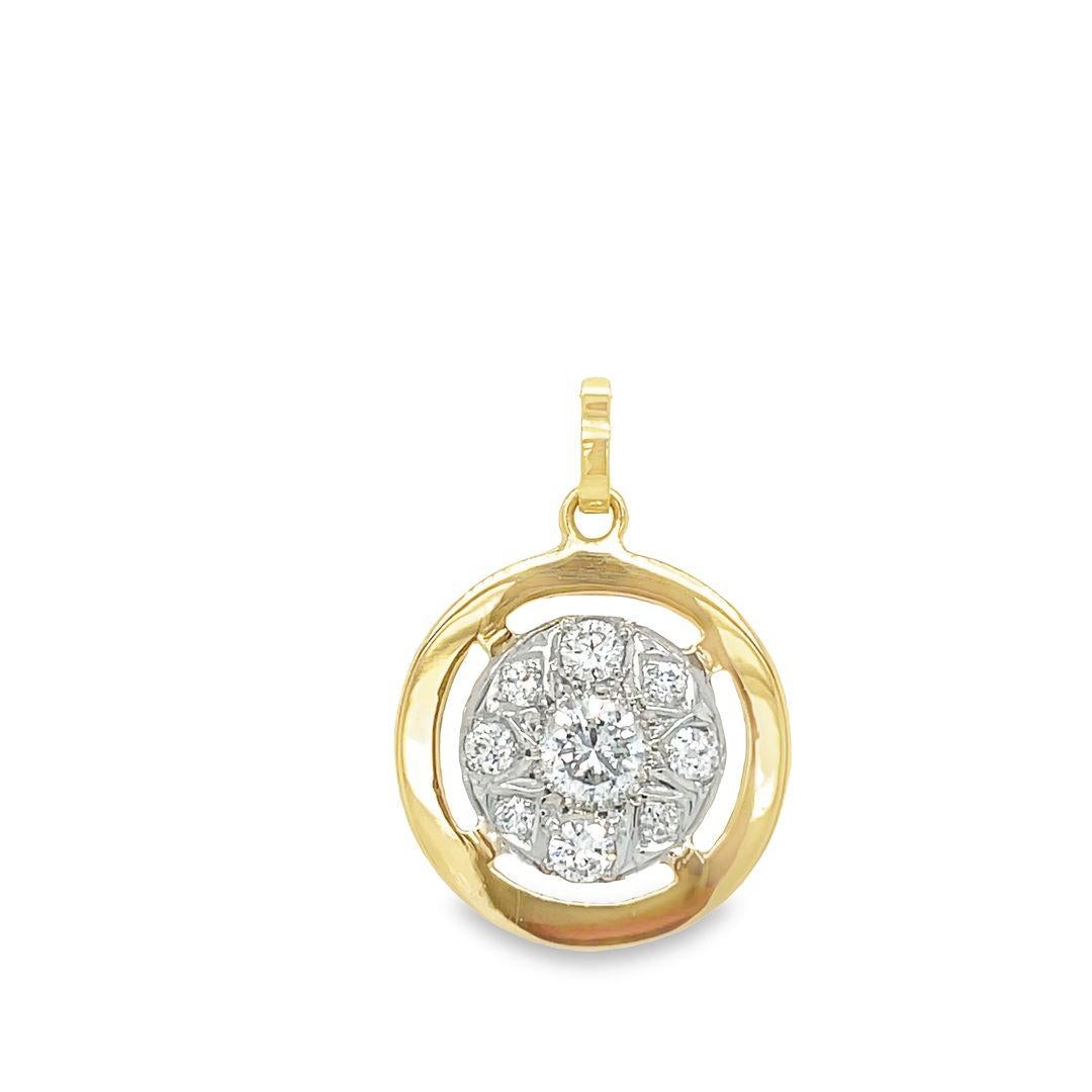Ce pendentif est façonné de manière experte en or jaune et blanc 14K. L'illusion envoûtante d'un seul gros diamant est créée par la façon dont les plus petits diamants sont assemblés et sertis dans une monture en or blanc. Il se compose d'un