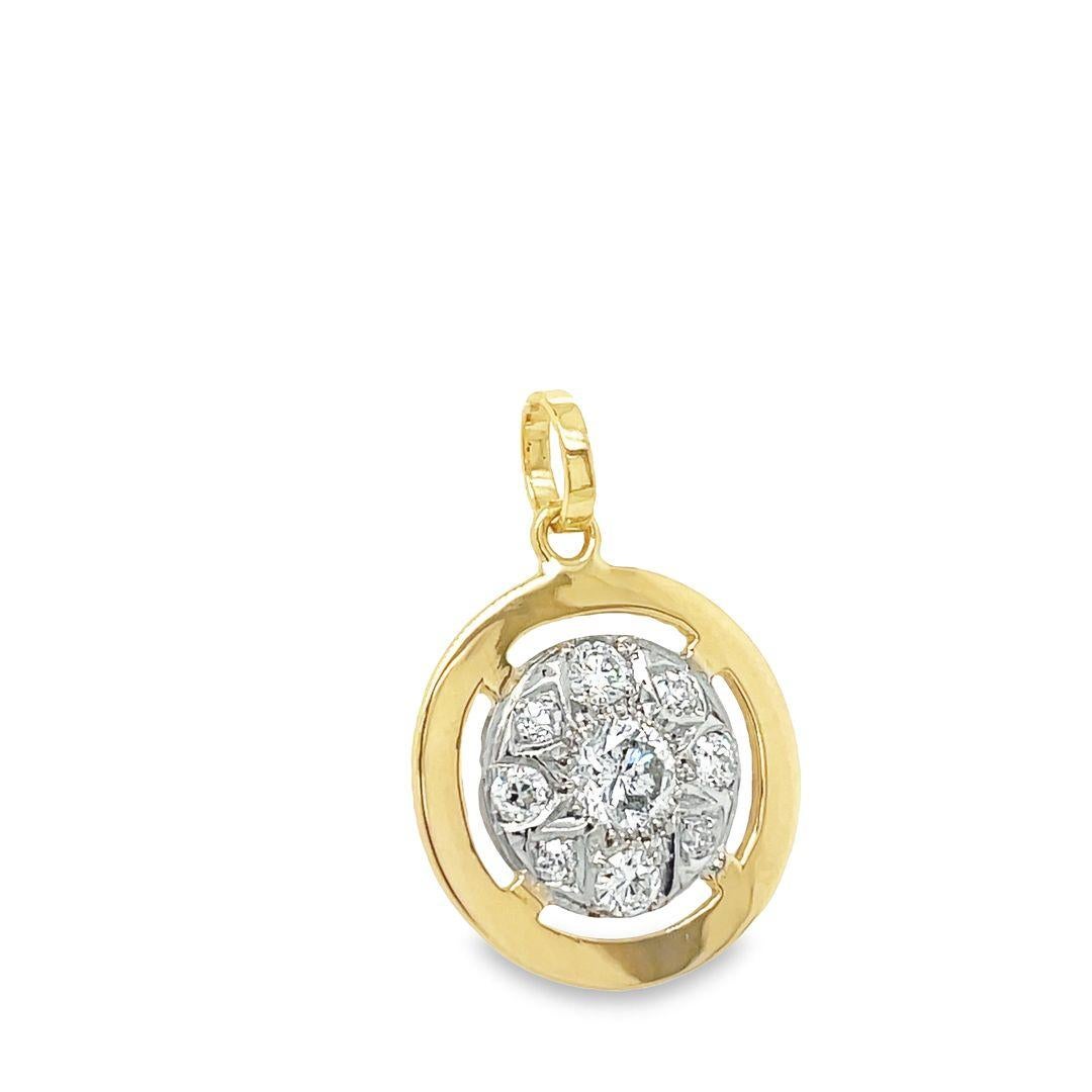 Taglio rotondo Ciondolo con diamante rotondo a illusione in oro 14K bicolore in vendita
