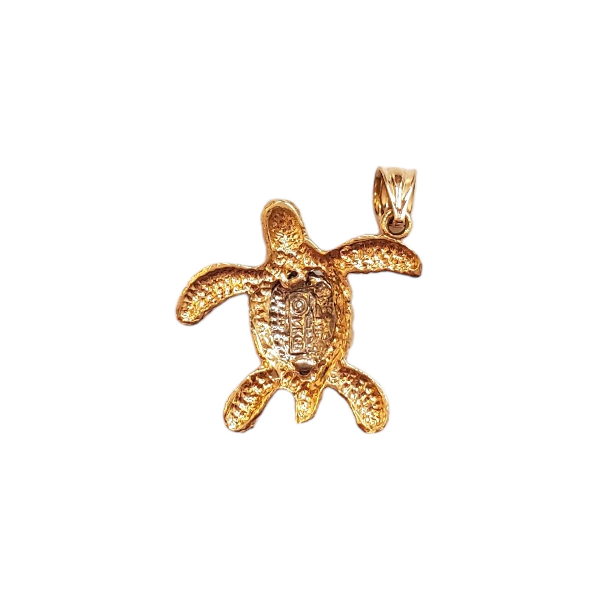 Charm a forma di tartaruga in oro bicolore 14K

Con il suo guscio dettagliato e il suo aspetto adorabile, questo charm a forma di tartaruga aggiunge un tocco giocoso alla tua collezione. 

Marcato: C 14K GV

Peso: 2,3 g/ 1,5 dwt.

Dimensioni: 19,6