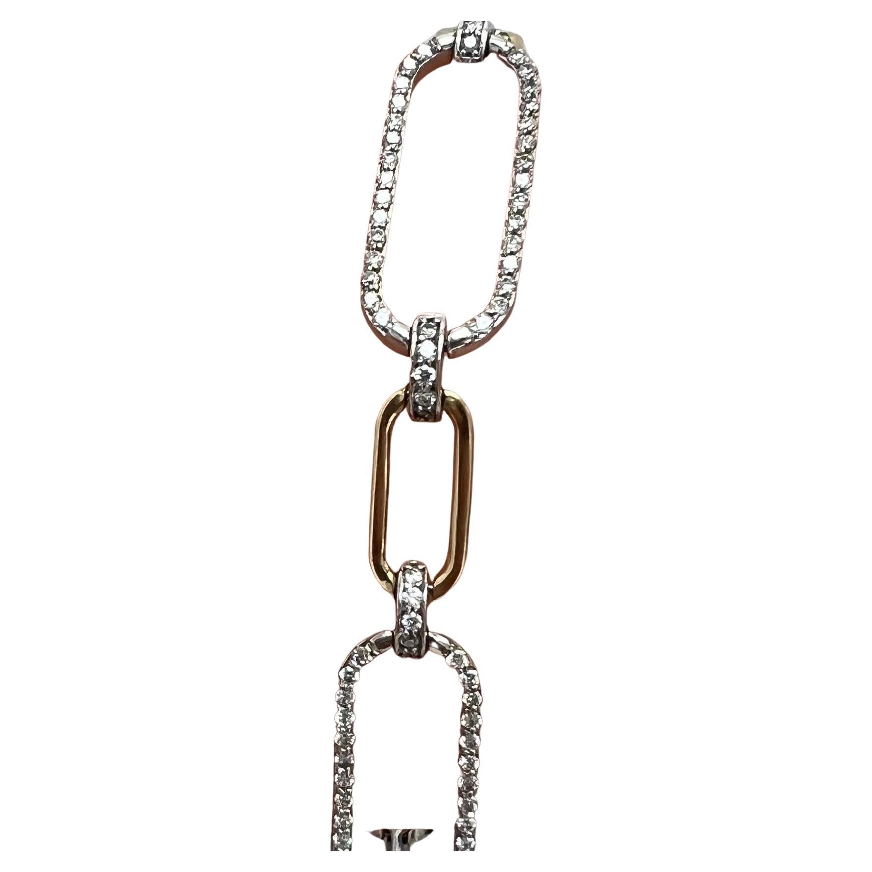 14 Karat zweifarbiges Paper-Clip Armband in ovaler Form mit 1,56 Karat natürlichen Diamanten.
Mode-Armband mit zwei verschiedenen Größen von ovalen Büroklammer-Gliedern in einem fantastischen 14k Two-Tone (gelb und weiß) Gold.
Natürliche Diamanten