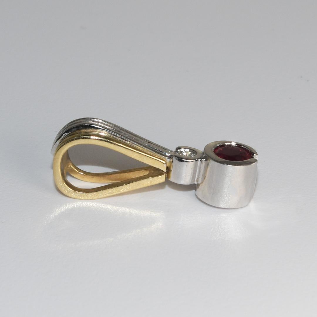 Ciondolo bicolore con rubini e diamanti 14K In condizioni ottime in vendita a Laguna Beach, CA