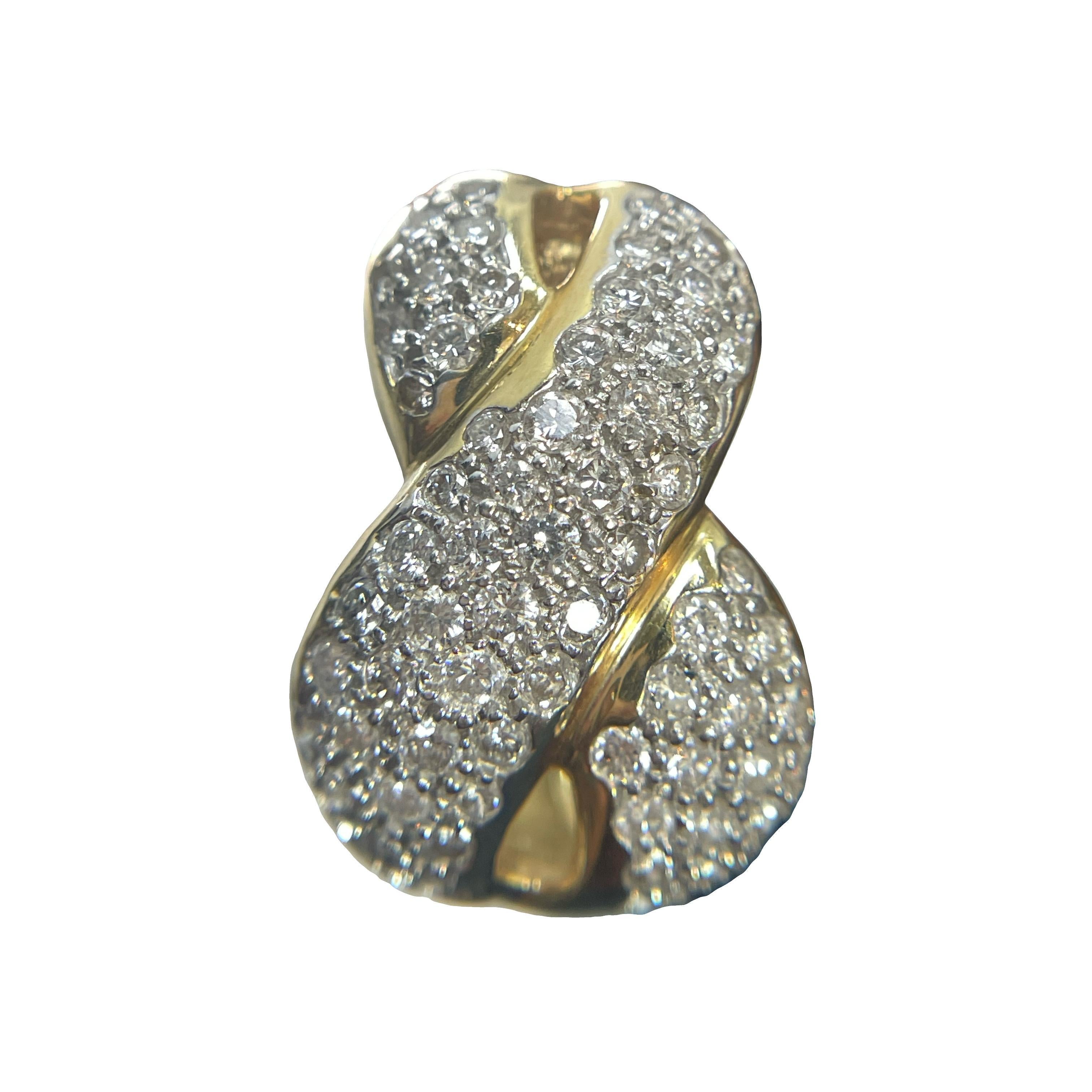 Eleva la tua eleganza con questi splendidi orecchini in oro giallo e bianco 14k, impreziositi da circa 3 carati di diamanti. Realizzati con precisione, questi orecchini mostrano un'armoniosa miscela di oro lussuoso e gemme brillanti, che li rende