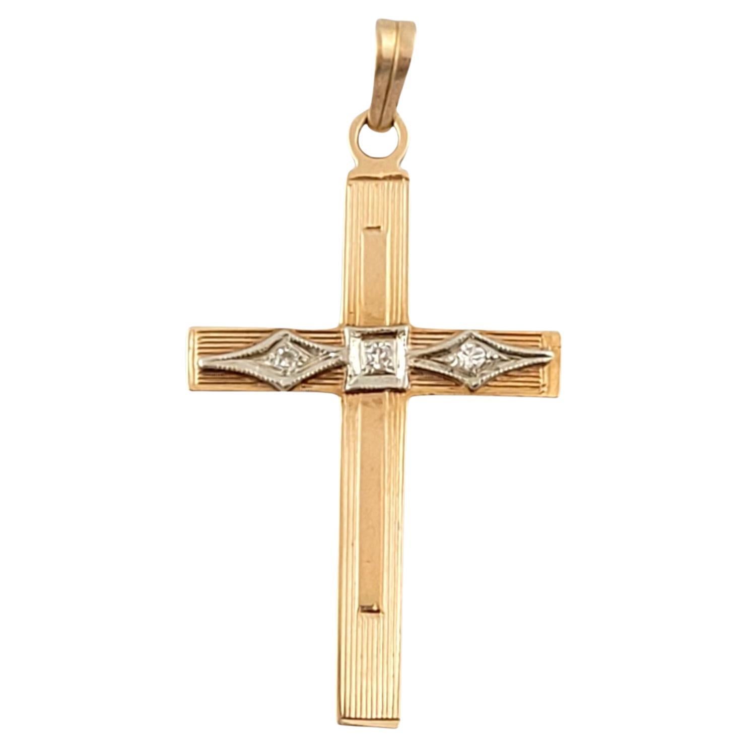 Pendentif croix creuse en or jaune et blanc 14 carats bicolore avec diamants n° 14505