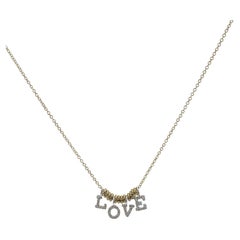 Collana con ciondolo "LOVE" in 14K con due tonalità di diamanti da .12 CTW