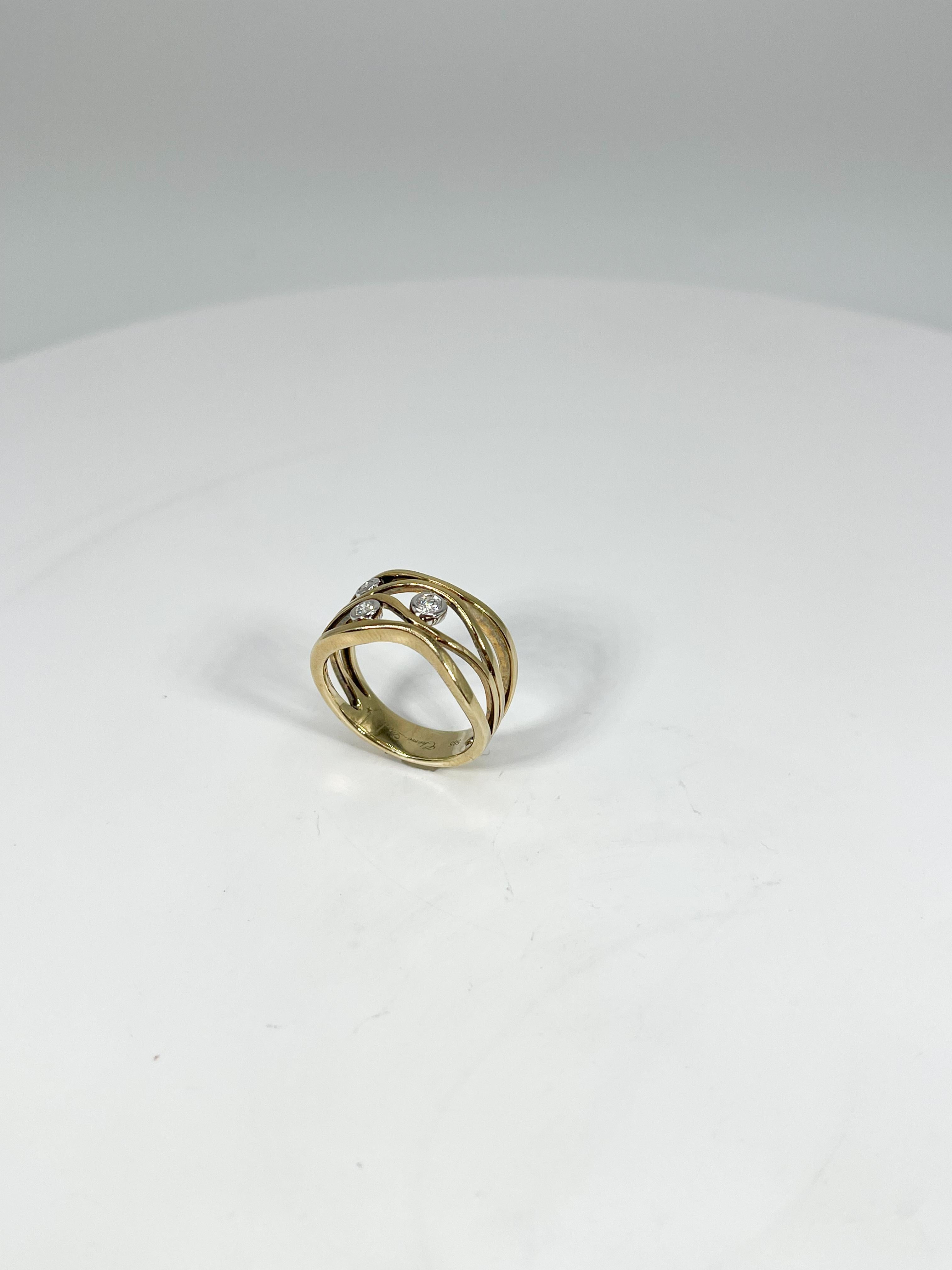 14K Two Toned .13 CTW Diamond Ring In Excellent Condition For Sale In Stuart, FL