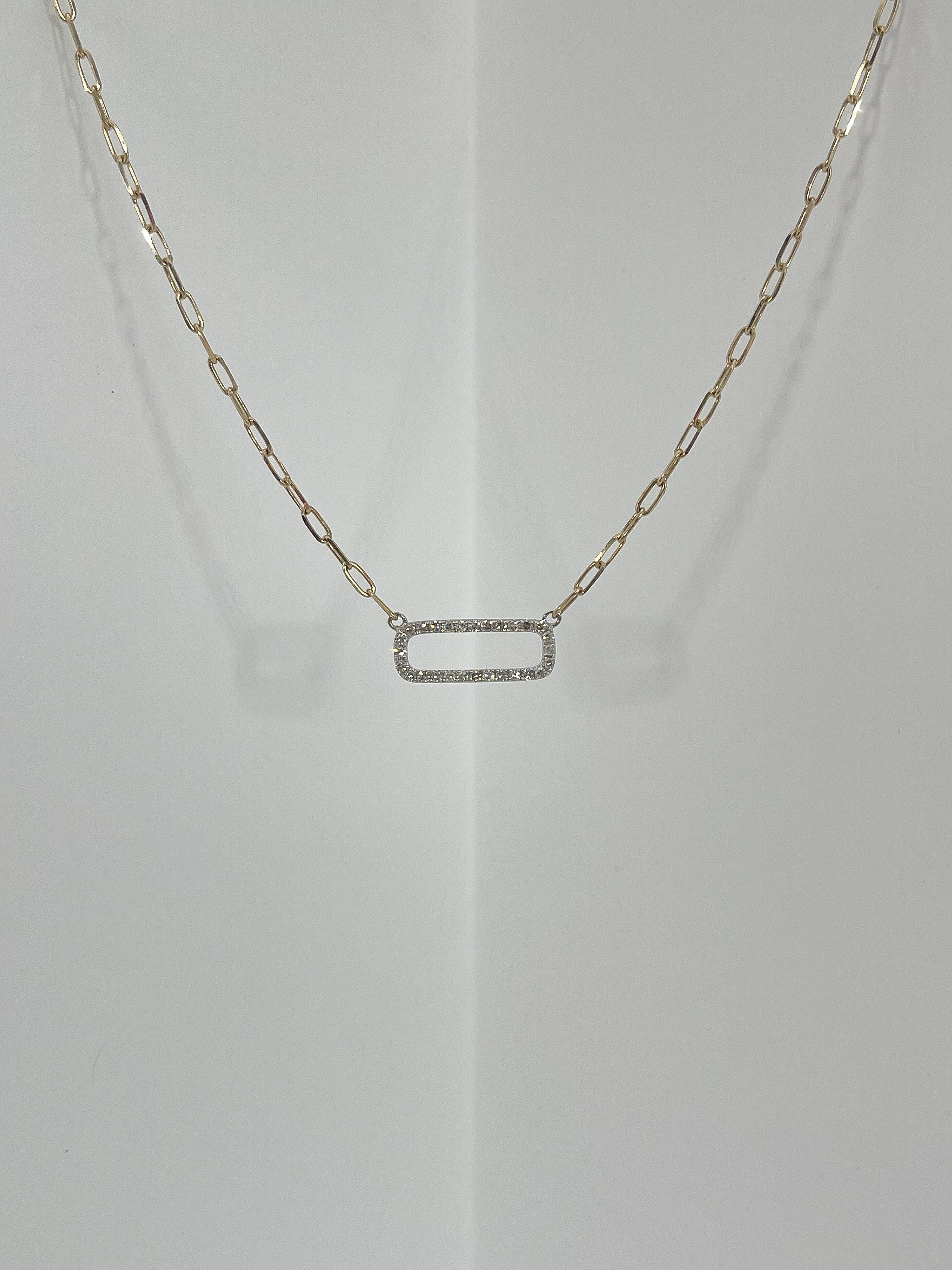 Collier carré ouvert en 14k avec deux tons de diamants .21 CTW. Les diamants de ce collier sont de forme ronde, la chaîne est une chaîne en forme de trombone et mesure 18 pouces de long. Le carré mesure 5,5 mm x 16 mm, possède un fermoir en forme de